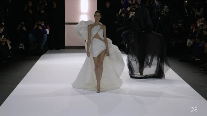 ステファンローランのインスタグラム：「Mini pebble dress in white crepe with a sculpted white gazar bustle back. #stephanerolland #hautecouture #SS22」