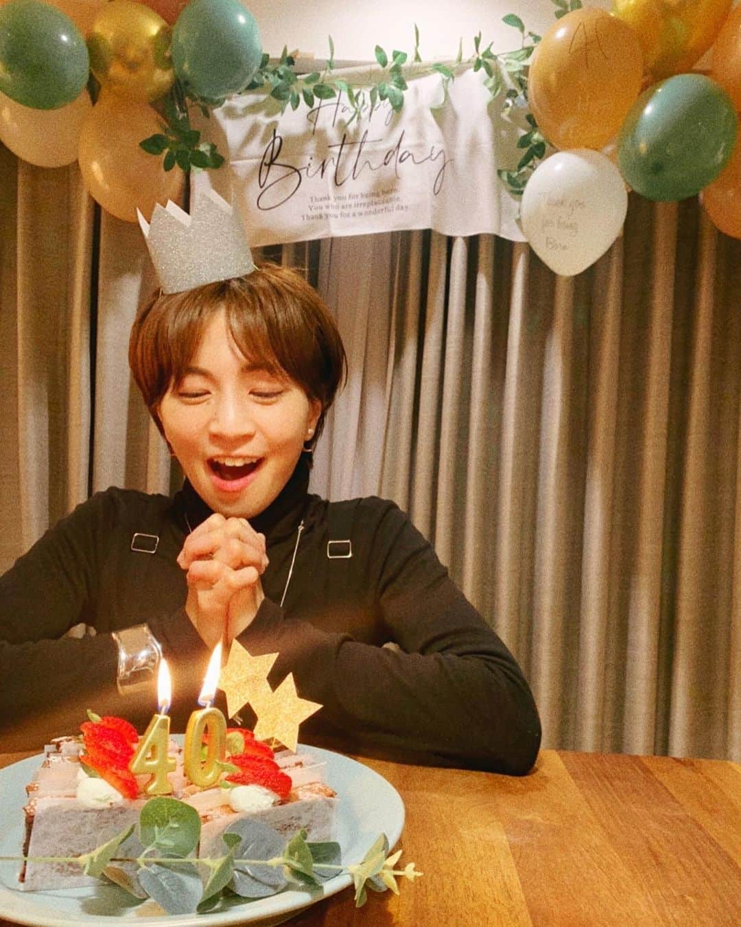 のインスタグラム：「みなさん、お誕生日のメッセージありがとうございました✨  みんなのおかげで、喜んでいいんだ 。と思えた気がします☺️ 幸せをありがとうございます🤍  昨日は、パパとのデートからの 帰ったら大好きな仲間たちのサプライズでした😭✨  色んなことを分かち合ってる仲間たち。。。いい時も、良くない時も、支え合ってる大好きな人たちです。  素敵なスタートを切らせてもらえました。心からありがとう。  これからもよろしくなぁ☺️❤️  #ありがとう」