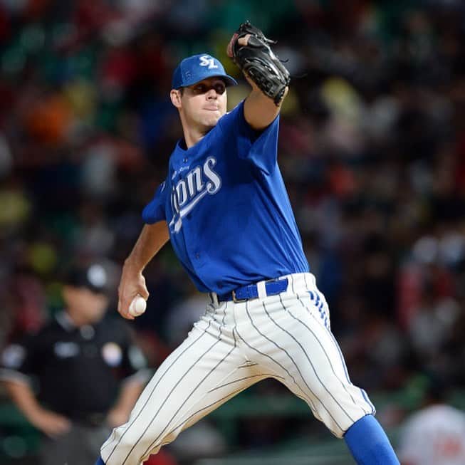リック・バンデンハークさんのインスタグラム写真 - (リック・バンデンハークInstagram)「Today, I officially announce my retirement as a professional baseball player. For the past 20 years, baseball took me on a journey across the world playing for the Florida Marlins, Baltimore Orioles, Pittsburgh Pirates, Samsung Lions, SoftBank Hawks and Yakult Swallows. I proudly represented the Netherlands in World Baseball Classic games in Puerto Rico, South Korea, Japan and the United States.   Although my playing days have ended, my love of the game and the connections I have made will continue as I explore other opportunities to internationally promote the sport. Baseball has provided the opportunity to learn other cultures and experience so many memories and I am forever thankful.  I am grateful to my teammates, coaches and especially my family who has supported me and my dream. I look forward to spending more time with my family. I am excited to instill in my son the love of baseball that my Dad gave to me.  I thank the fans that support and love the game of baseball. I will take so many wonderful memories with me and hope that I made some good memories for others along the way.」4月22日 17時52分 - rick_vdhurk