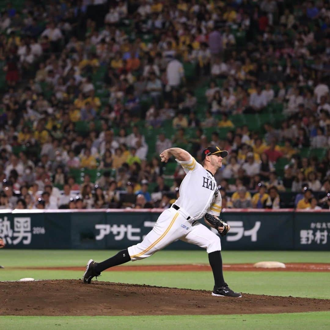 リック・バンデンハークさんのインスタグラム写真 - (リック・バンデンハークInstagram)「Today, I officially announce my retirement as a professional baseball player. For the past 20 years, baseball took me on a journey across the world playing for the Florida Marlins, Baltimore Orioles, Pittsburgh Pirates, Samsung Lions, SoftBank Hawks and Yakult Swallows. I proudly represented the Netherlands in World Baseball Classic games in Puerto Rico, South Korea, Japan and the United States.   Although my playing days have ended, my love of the game and the connections I have made will continue as I explore other opportunities to internationally promote the sport. Baseball has provided the opportunity to learn other cultures and experience so many memories and I am forever thankful.  I am grateful to my teammates, coaches and especially my family who has supported me and my dream. I look forward to spending more time with my family. I am excited to instill in my son the love of baseball that my Dad gave to me.  I thank the fans that support and love the game of baseball. I will take so many wonderful memories with me and hope that I made some good memories for others along the way.」4月22日 17時52分 - rick_vdhurk