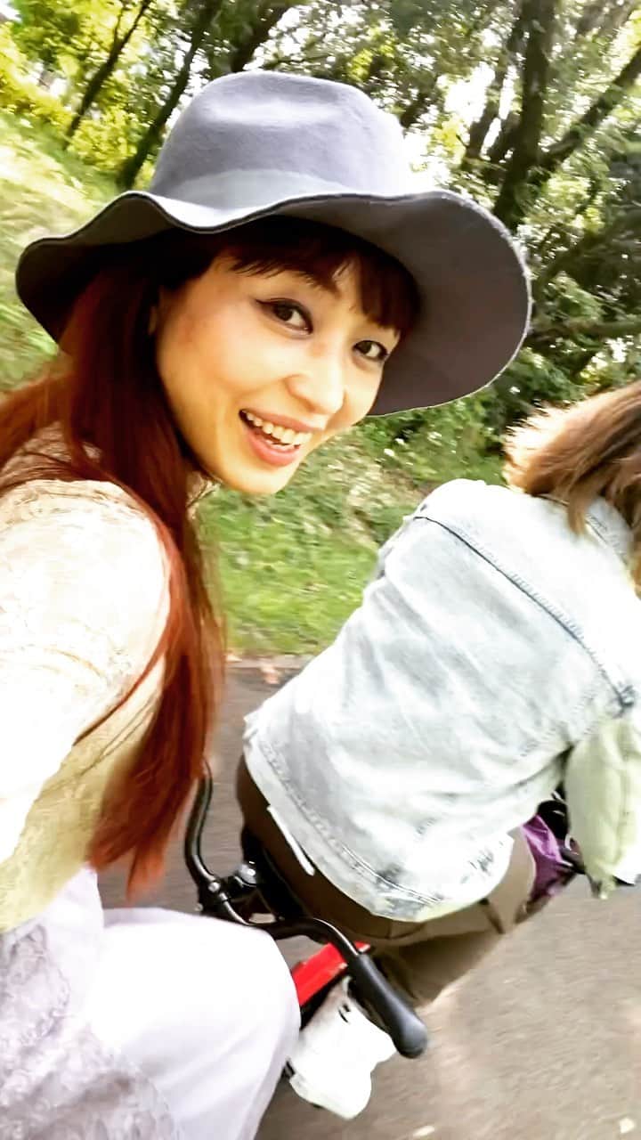 池田美千瑠のインスタグラム：「【気分転換】行こうと連れられてる💕🚲☀️🌷  #気分転換 #連れて行く と #連れられて  #到着 #場所 #素敵  #ドライブ #タンデム #タンデムツーリング  #笑顔  #なれます #最高 #旦那 #優しい #love #息抜き #お天気 #良い天気  #夫婦デート  #チル友 #ダンサー夫婦  #チルする #映像クリエイター  #映像制作  #広告 #chill #チルタイム #チル #鹿糠友和 #池田美千瑠」
