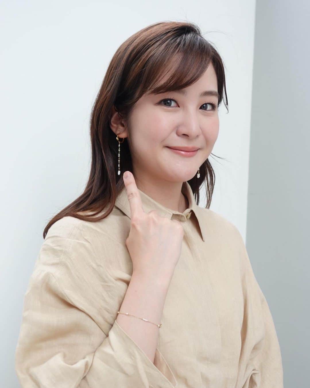 のインスタグラム：「#ワイドスクランブル 👗 . 虹を見かけました🌈✨ ハッピー🥹 みなさん分かりますか？🥺  月　1.2枚目 ワンピース @marella_japan アクセサリー @ete_official  火 3.4枚目 ブラウス・スカート @estnation_womens アクセサリー @ete_official  水 5枚目 ワンピース @marella_japan アクセサリー @ete_official  木　6.7枚目 ブラウス・スカート @brownie_inc アクセサリー @ete_official  金　8.9枚目 ワンピース @fray_id アクセサリー @ete_official  #アナウンサー#아나운서 #衣装#ootd#fashion #服#コーデ#오오티디 #옷#春#春コーデ#アクセサリー#虹」