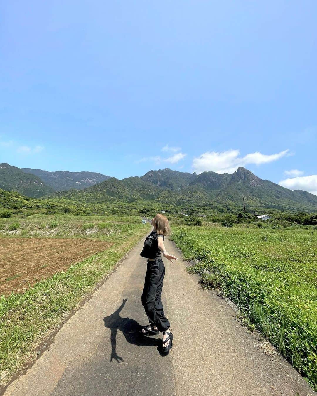 のインスタグラム：「EARTH DAY🌏🫶🤍  広い視野で、物事を考える様になってから 自分だけの利益の為に 地球の資源を搾取するtakerではなく、 地球と人間が共存するgive&takeの世界が 人間的豊かさに感じて、そう生きたいと思ったんだ🌿  目に見える物質的豊かさ (お金、土地、地位、名誉、所有の数など)が、 フォーカスされ、評価されてきた土の時代の時は、 いかに自分や、自分の周りが 物質的に所有できるかが大事にされていたから、 地球の資源を、お金の為に搾取をするのが当たり前だった。  地球の資源は有限であるのに。  でも、時代は進み、変化し続けて、 目に見えない精神的豊かさ (愛、優しさ、知性や情報量、精神性など)が フォーカスされ、評価される風の時代へ🧚🏻‍♂️🎶  この時代を待っていた！と言わんばかりに、 心が震えて、ガラッと変化して、 宇宙の流れのバイブスに影響されて 生きている事を感じるよ😌🪐✨  同じ人も多いのではないでしょうか🤝？  凝り固まった固定概念を外して、 脳内スッキリ、心も身体も軽やかに、 "なんでもいいじゃ〜ん"の精神で、 多様化する事を受け入れて、個の個性を大切に🤍  これまでも、これからも自分にとって完璧な人生に🌍✨  #EARTHDAY #EARTHDAY2022 #422 #屋久島 #yakushima #風の時代」
