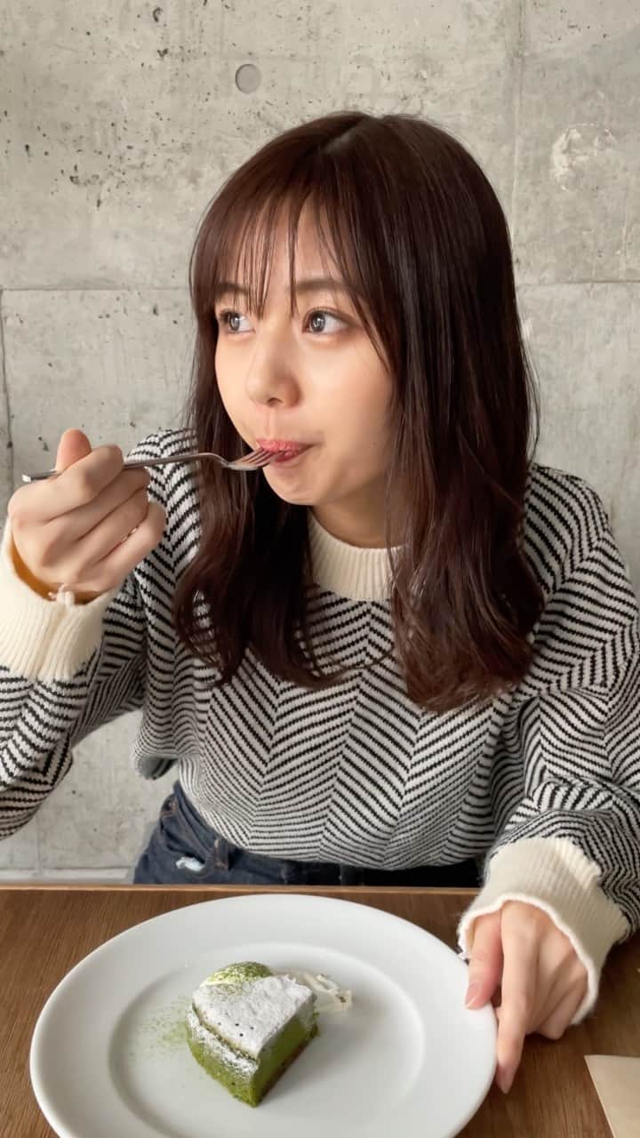 のインスタグラム：「もぐもぐタイム〜🤍🍴　抹茶ガトーショコラと、かぼちゃのスープ　スープの上にのってる茶色いソースはなんとカカオだよ🍫　濃厚でおいしかった☺️ #東京カフェ #ogawacoffeelaboratory #抹茶ガトーショコラ #カフェ巡り #桜新町カフェ」