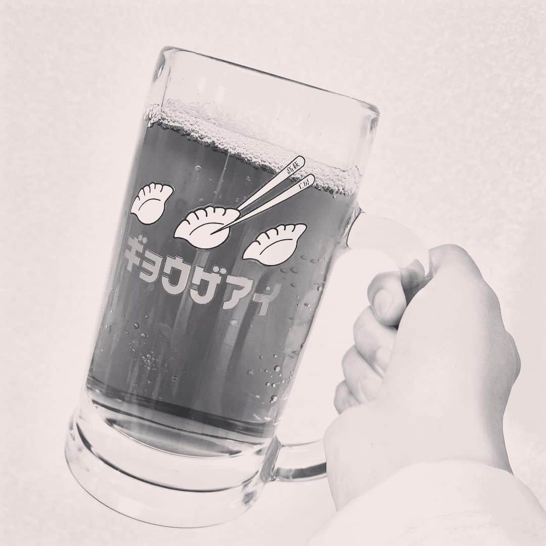 鈴木あゆさんのインスタグラム写真 - (鈴木あゆInstagram)「ギョウザのジョッキで烏龍茶飲むの別格！！！！！！！！！！！！  お借りしました🙇‍♀️🙇‍♀️  #髙萩さんのグッズ #髙萩餃子工房  #ギョウザ #ジョッキ #烏龍茶」4月22日 18時44分 - uugirl_new_ayu