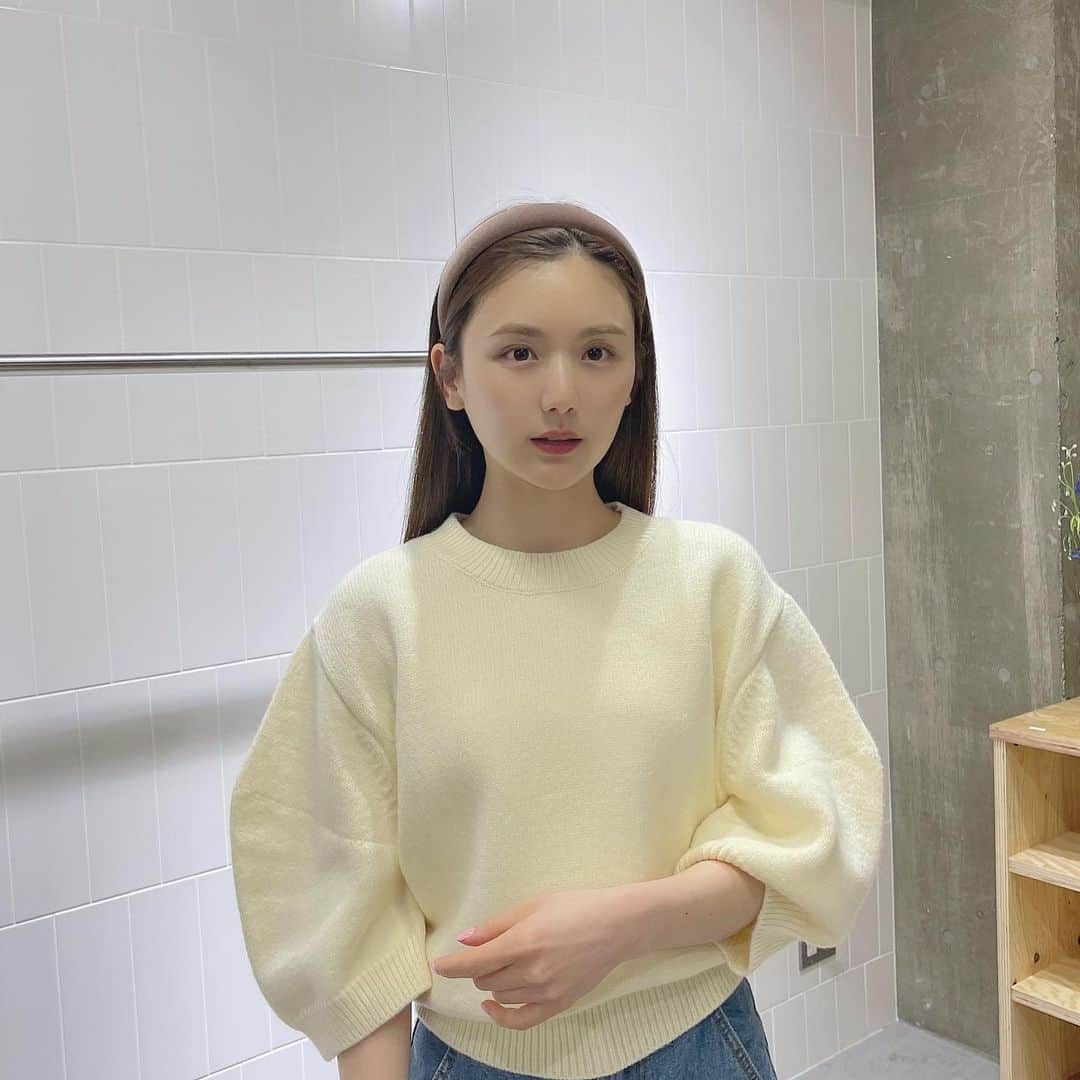 ひよんのインスタグラム：「😳😳  何かに気づいたカオ😳 9unqで大人気だったピンクニットの色違いを作りました👏😍 めちゃくちゃ使いやすいよ☺️ アイボリー、ピンク、ブルーの色展開！ 今週土曜の21時から発売です🧸💋  @9unq.official で詳細チェックしてみてね😍  #ひよん服 #ひよん #9unq #クアンク」