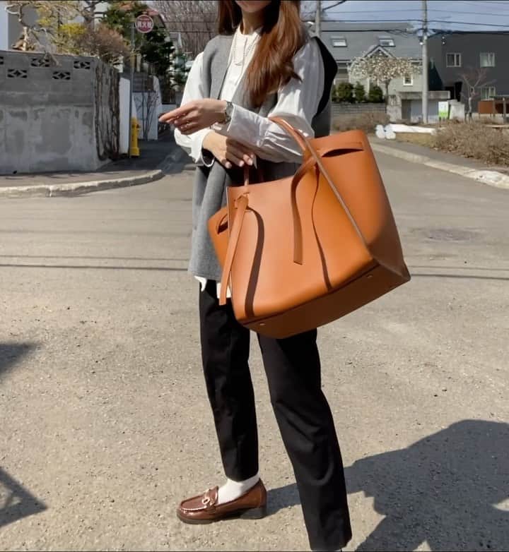 rats1316のインスタグラム：「・ 参観日コーデ🏫  👕　@urs_official  🦺　@myine_my  👖　@gu_for_all_  👟　@gu_global  💼　@milaowen_official  ・ ・ ・ #参観日コーデ#ママ#ママコーデ#ママファッション#code#ootd4nylonjp  #ootd#outfit#mamagirl#北海道ママ#札幌ママ#三児の母#プチプラコーデ#ママライフ#mineby3mootd#大人カジュアル#主婦#男の子ママ」