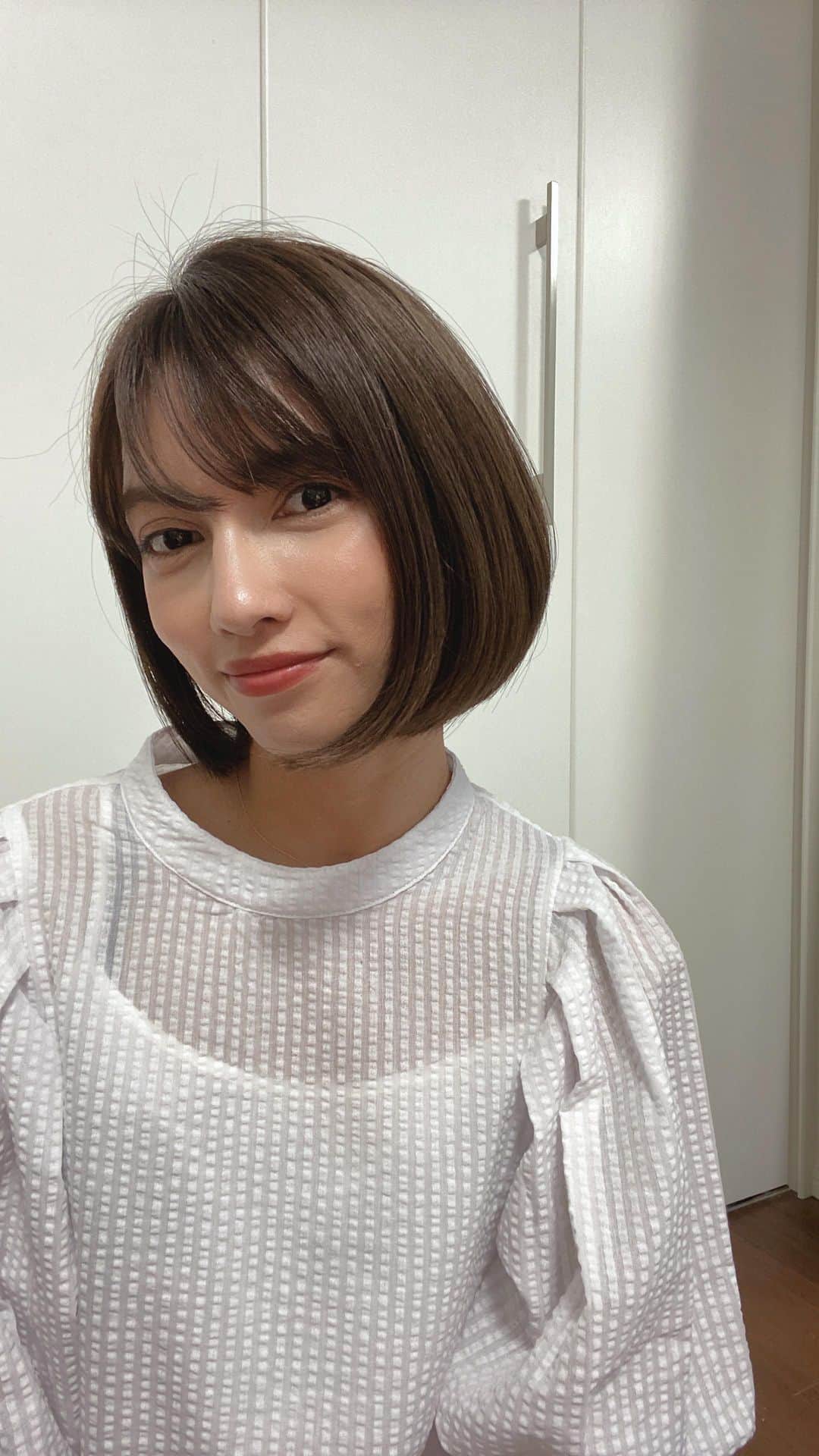 黒宮ニイナのインスタグラム：「今日はヘアの撮影で髪がツヤツヤに💇‍♀️ 1ヶ月くらい経つと伸びてきてボリュームも出て、分け目の白いのが気になってくるのでトリートメントとカラーで綺麗にしてもらってスッキリ☺️💕カットのフォルム🫶 ベージュカラーもお気に入り✨  @zacc.kayama さん @maho_ishimori さんありがとうございました🥰  #大人ボブ #ボブヘア #ミニボブ #ママヘア #ヘアアレンジ #ヘアケア #春ヘアスタイル #ママ #2児ママ #男の子ママ #女の子ママ #ママモデル #サロンモデル #ヘアカタログ  #haircatalog #bobhair #hairstyle #mama #2kidsmom #mamahair #mamalife #mamafashion #mamastlye」