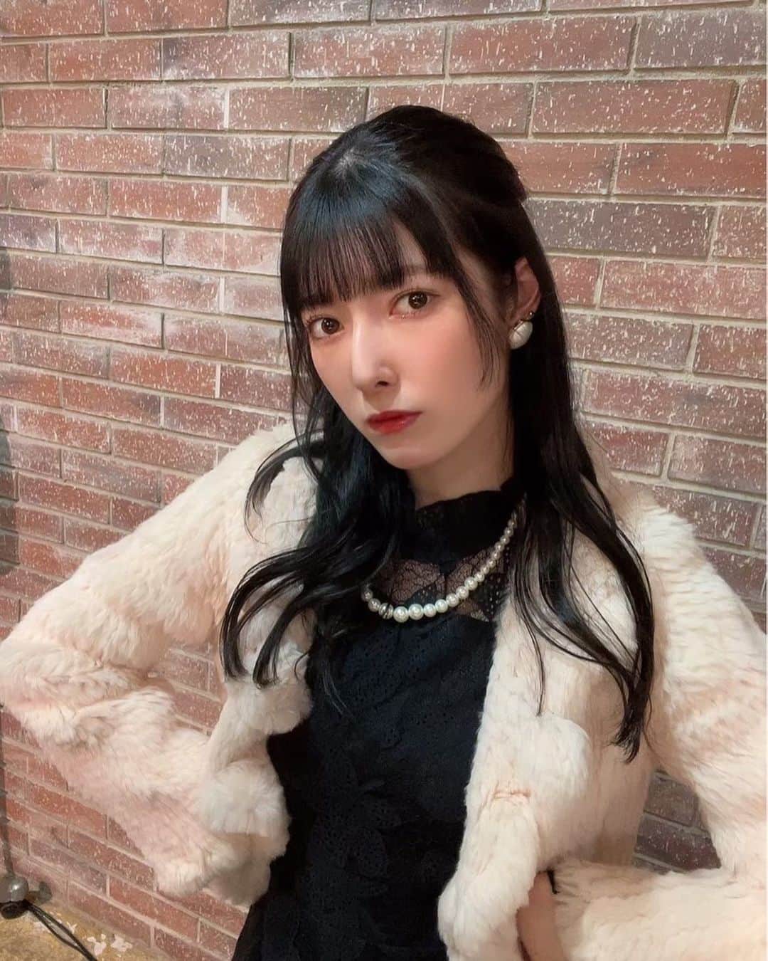 日下部美愛のインスタグラム：「お知らせです！ ⁡ 去年12月にも出演させて頂いた「ジェントルブラックサンタクロース」にまた出演させていただきます！ ⁡写真は前回のビジュアルです、次はどんな衣装になるのかな〜 ⁡本当に本当に楽しみすぎる、大好きな人狼ゲームが仕事でも出来るんだよ？？幸せ ⁡あとね、大好きなれいかさんと福緒さんとまた共演できるの嬉しい😭😭 ⁡今年の夏みんなに会えるの楽しみにしてるね🫶🏻 ⁡  新感覚推理ゲーム型朗読劇 ジェントルブラックサンタクロース2 ⁡ ●会場 アトリエファンファーレ東新宿 ●公演日程 2022/07/28(木)〜7/31(日) ⁡ ⁡  #photo #japan #model #me #hair #fashion #selfie #makeup  #followme #instagood #camera #instadaily #dailylook #사진 #데일리  #데일리 #셀카 #메이크업 #아이돌 #일본 #일본여자」