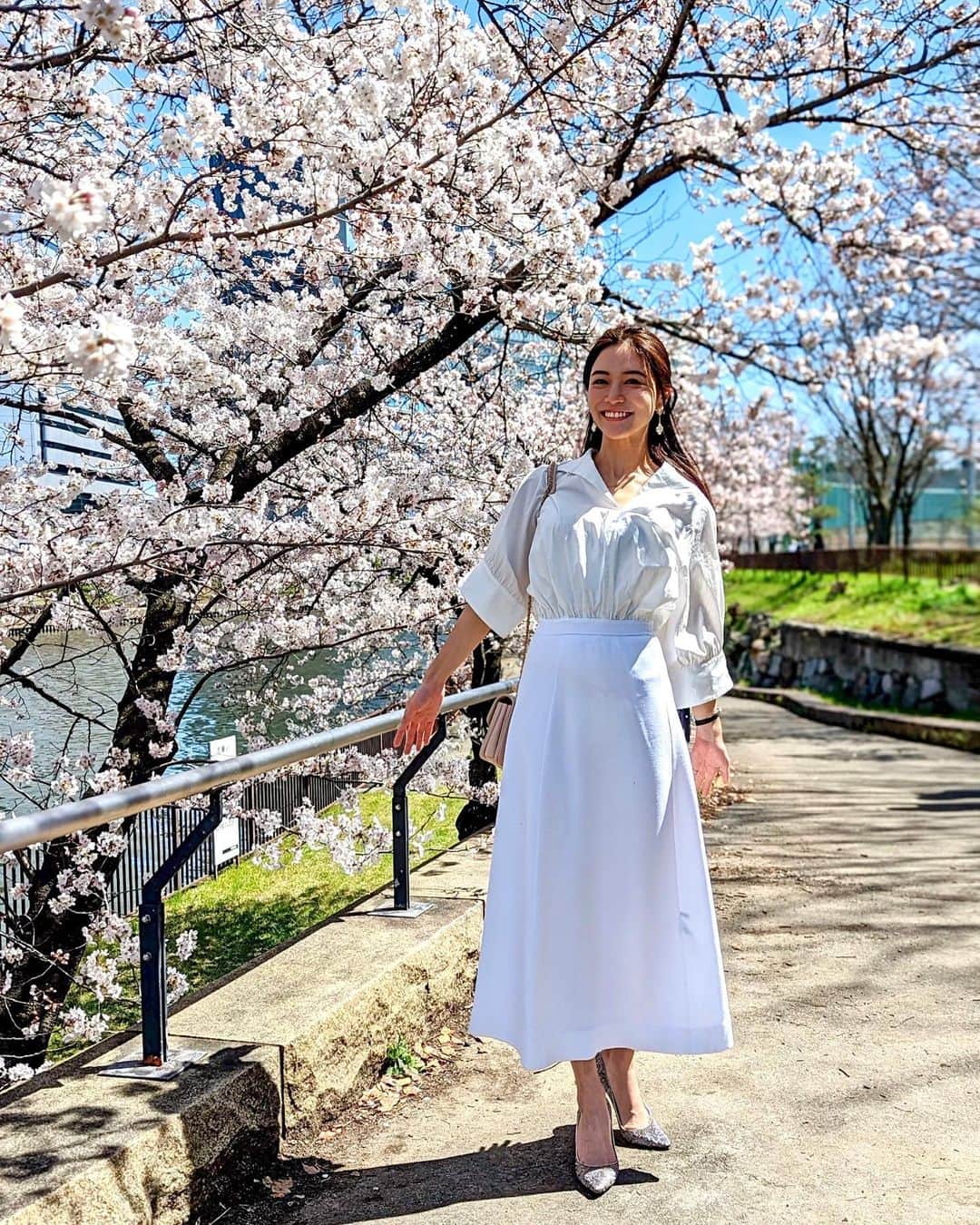 石井里奈さんのインスタグラム写真 - (石井里奈Instagram)「こんばんは💕 今日は大阪編✨ 今年のお花見は大阪からスタート🌸 初めて大阪城にいってきました✨ . 大学入試は日本史専攻だったので、江戸時代の歴史を感じられて楽しかったな〜☺️🌸 3月末ごろに行ったので桜はまだ5分咲きくらいでしたが、十分楽しめました😘✨ やっぱり色々日本のいいところを旅するのは楽しいですね❤️ . もちろんたこ焼きも🐙 わなかの大阪城限定たこ焼きいただきました✨美味しかったなー🥰 . dress... @stylings_official  bag... @chanelofficial  shoes... @jimmychoo  . このワンピース、取材やイベントでかなり大活躍❣️白でスタンドカラーのシャツワンピースなのでしっかりして見えるので❤️こういうワンピース一枚あるとよかったです👗 今週もお疲れ様でした😊💛 . #stylings #スタイリング #りなまるコーデ #大阪旅行 #大阪 #osaka #大阪観光 #大阪城 #大阪城公園 #お花見 #花見 #桜 #cherryblossom #cherryblossoms #chanel #chanelbag #シャネル #春服コーデ #春コーデ #日本史 #江戸時代 #江戸 #sakura #ハーフアップ #シャツワンピース #jimmychoo #大阪市 #関西 #大阪城ホール #たこ焼き」4月22日 19時45分 - ri7tin1025