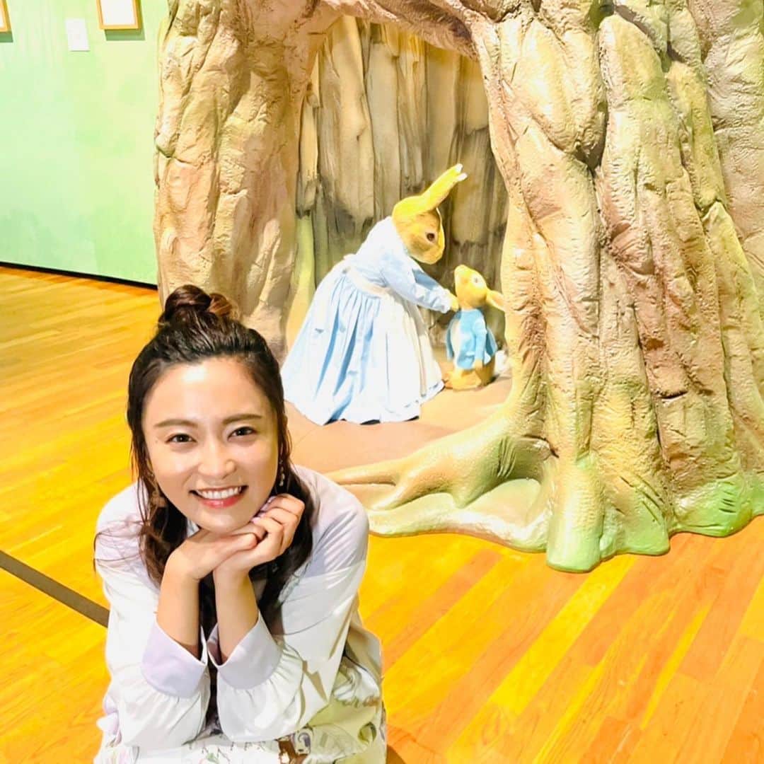 のインスタグラム：「🐰 世田谷美術館のピーターラビット展✨ 今年生誕120周年のピーターラビット。 作者の友達の息子が病気で入院し、 励ますために書いた絵手紙。 ここに出てくる４兄弟のうさぎが ピーターラビットだそうです✨ 病床の男の子を想う気持ちから 生まれた物語だから、 誕生から120年経った今でも こんなに癒されるんだと思いました✨ その絵手紙の本物も展示されてて びっくり！ ほぼ絵が出来上がってました😭 自費出版した初版200部の一冊や、 作者が飼っていたうさぎのデッサン。 胸熱すぎて何故かよだれが出てました😅 とーにかく癒されるし可愛い❣️ ピーターラビットの絵本の原画も たくさんありました！✨ 本当に行って欲しい。 母と一緒にいきたい🥺 グッズ可愛すぎて めちゃくちゃ売れてるらしいです。笑 #ピーターラビット展  #うさぎのいる暮らし  #うさ飼い  #うさぎ」