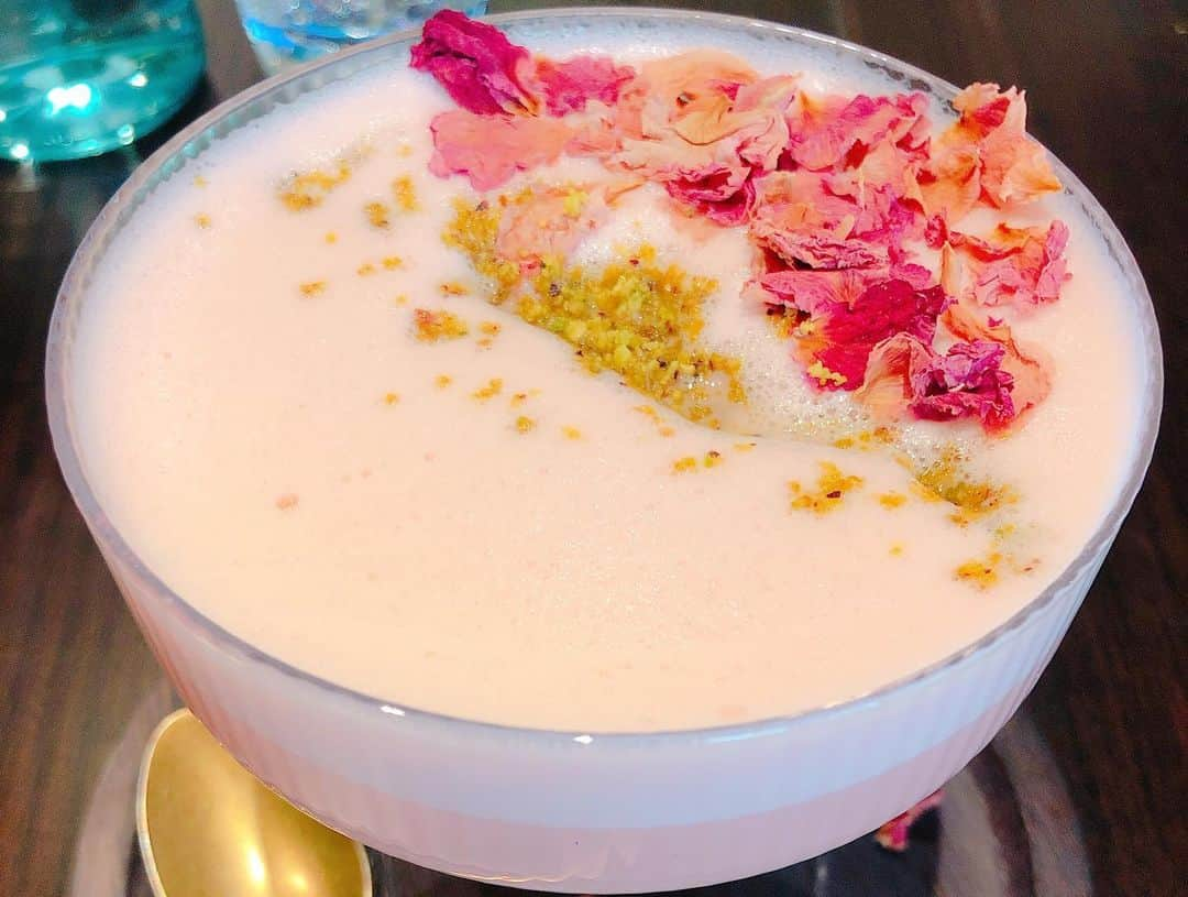 かにゃのインスタグラム：「花びら入りのティー🫖🌼カクテルグラスに入っててかわいい〜🍸💕 このカフェ可愛すぎてまじ映える✨お花も売ってるの💐 女子会にピッタリなんだけどいつも一人で行ってるってゆー😹笑  . . . #granola #tealover #teatime #tea #cafelife #café #cafe #instacafe #melbournecafe #cafestagram  #melbourne #melbournelife #melbournestyle #melbourneliving #melbourne_insta #melbournelifestyle #海外生活 #オーストラリア生活 #メルボルン生活 #オーストラリア留学 #メルボルン留学 #メルボルンライフ #カフェ #メルボルンカフェ #カフェ部 #カフェ活 #メルボルンカフェ巡り #カフェ巡り #カフェ好きな人と繋がりたい #カフェスタグラム」