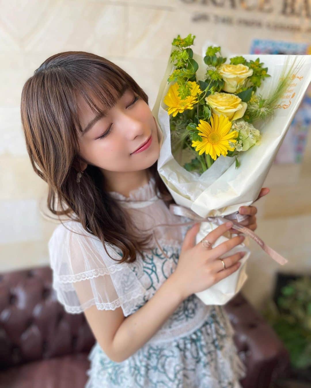 marupiさんのインスタグラム写真 - (marupiInstagram)「こちらも頂いたお花🌼 黄色好きなので嬉しい、、、 幸せになれる色〜！！」4月22日 20時07分 - marupi_8989