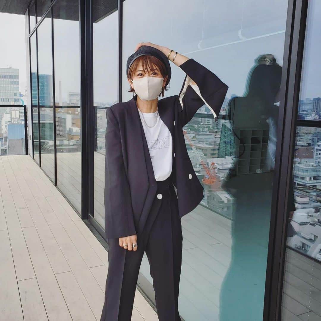 畑野ひろ子のインスタグラム：「今日の#ootd は、@united_tokyo のセットアップ 最近、エッジが効いたJKが気になります。 インナーは、カジュアルなTシャツやタンクトップなどを合わせて。 袖のボタンが外せるからいろいろ楽しめる所もお気に入りです🥰」