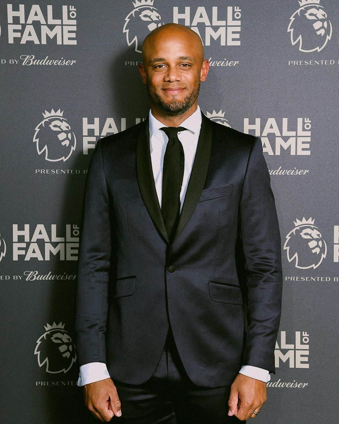 ヴァンサン・コンパニのインスタグラム：「What an honour it is to be inducted into the @premierleague Hall of Fame. Humbled and proud to be amongst such giants.   I am so grateful to have been a part of the rise of our @ManCity in the toughest of all competitions.  In my times on the pitch, I have loved competing with the best. And when off the pitch, I was able to learn how to lead a team from within the dressing room. I found out that being a captain is all about making everyone around you better. And today as a coach I get the chance to continue doing that.  Special thanks to my family and everyone who contributed to this journey.」
