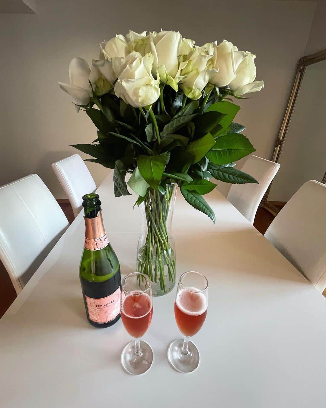 里海のインスタグラム：「大好きな菜々緒がくれたお花と シャンパン🥂で２人で乾杯の午後😌 私の好きなのをよく知っているので 大好きなパッションフルーツのサプライズが あるそうです🥺💕」