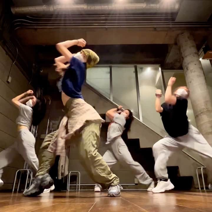 Asuka Fujimoriのインスタグラム：「🤎🐾🐾 @tinashenow  . w/ @rinri_416 @mihotaku__ @mahinayasumoto  . #allhandsondeck#tinashe #hiphop#jazzfunk#choreography」