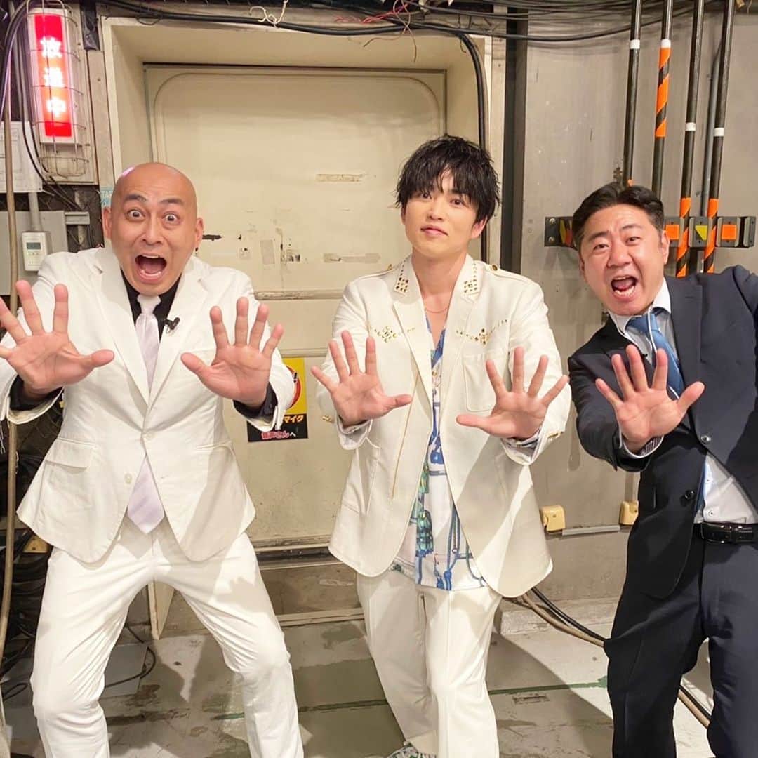 のインスタグラム：「錦鯉さんと一緒に"こんにちは"🙌  #昔から大ファンでした #錦鯉 #長谷川雅紀 さん #渡辺隆 さん」