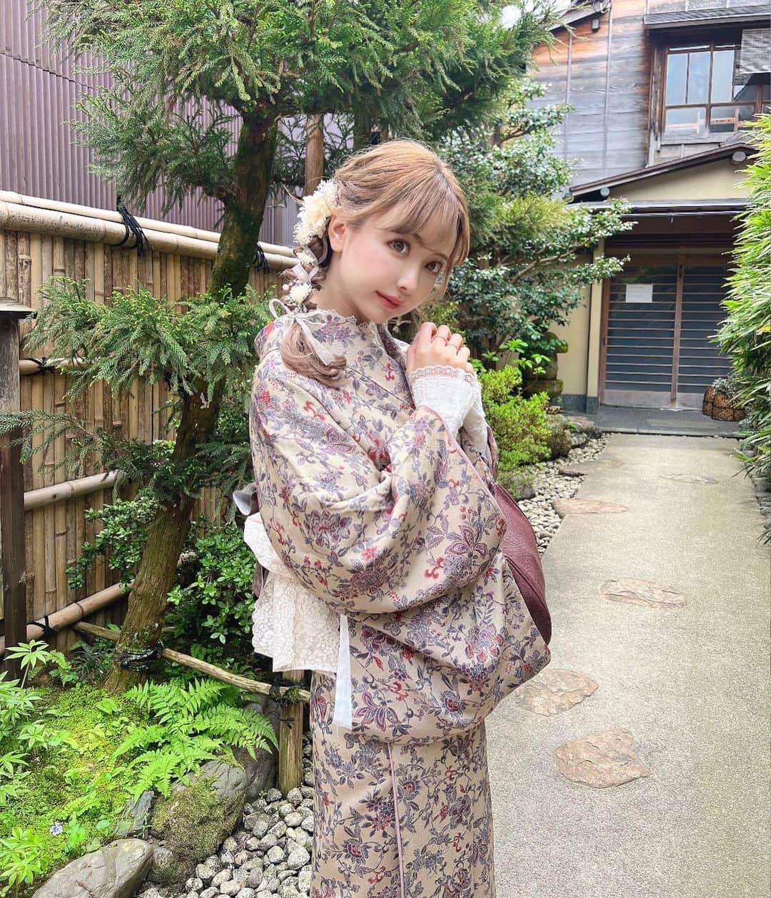 吉川ちえさんのインスタグラム写真 - (吉川ちえInstagram)「【👘🌟👘🌟👘🌟】 . ダウンタイム中で観光どうなる事やら って思ったけど全然大丈夫だった🫣💓 むしろダウンタイムの事忘れれて 楽しかった金沢観光😍❣️ . また遊びに行きたいな✨ . #金沢 #金沢着物レンタル  #金沢旅行 #東茶屋街 #着物 #👘 #kimono」4月22日 20時54分 - yoshikawachie_16