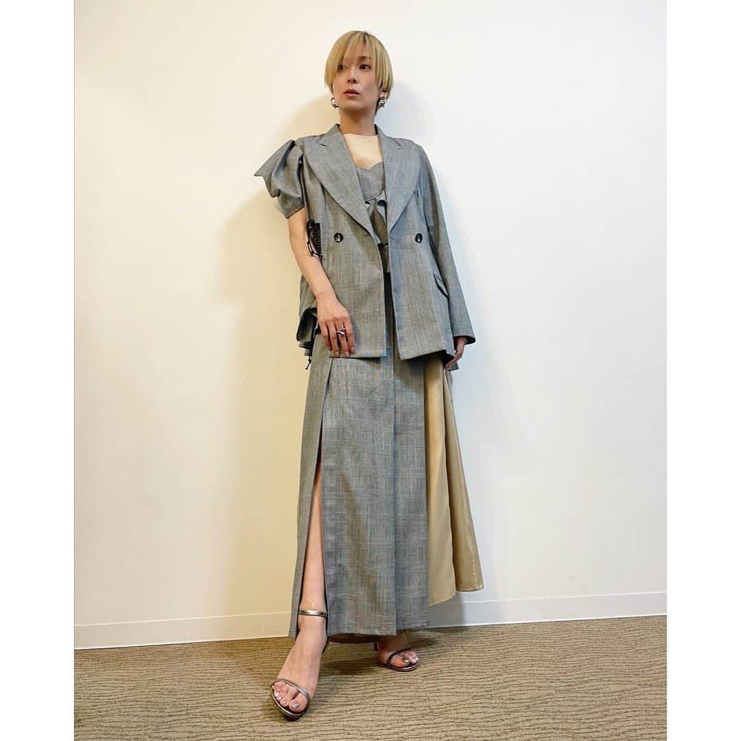 柴咲コウのインスタグラム：「変形ツーピース🍀  「TBS DRAMA COLLECTION 2022 Spring!!」 3月26日に開催されたTBS春の新ドラマ合同制作発表会の際の衣装🕺  そしてTBS金曜ドラマ「インビジブル」第2話今夜22:00~！ お楽しみに！👁  #genderequality  #genderless  #genderfree  #drama_invisible」