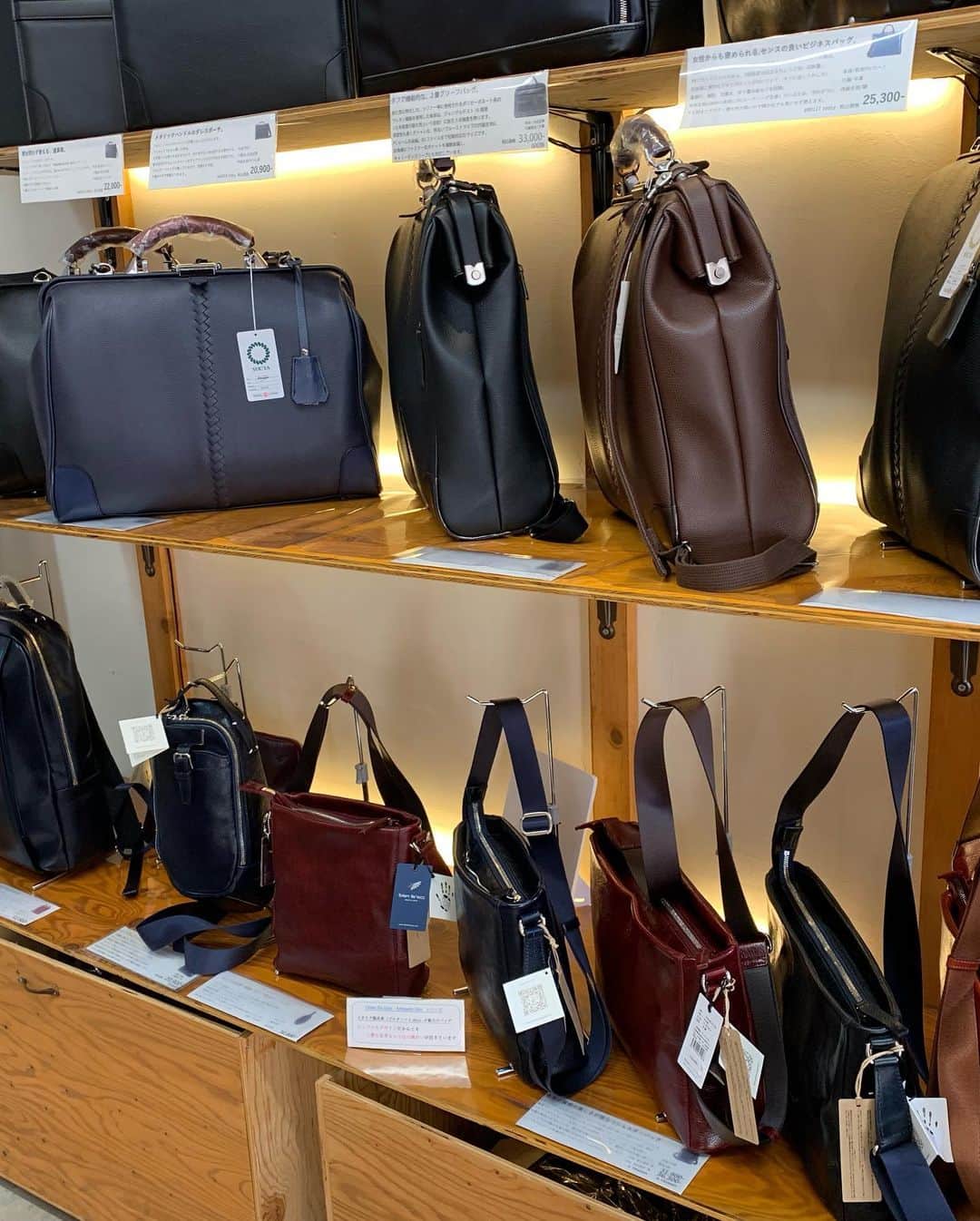 升水翔兵のインスタグラム：「本日はバッグの勉強👜  〝物〟なんてオープンフィンガーグローブとファイトパンツくらいしか知らなかったけど、、  『〝物〟って深いよ。』  ある程度勉強が進んだらYouTubeで〝物〟の配信をしても楽しいかもね😆」