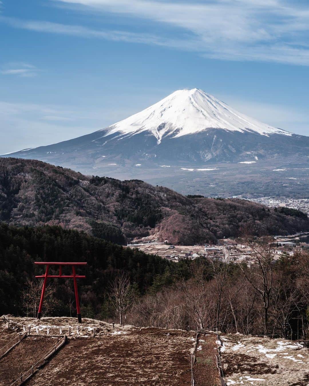 SHOCK EYEさんのインスタグラム写真 - (SHOCK EYEInstagram)「やっぱりここから見る富士山好きだなー🙏⛩✨ すごい迫力。 毎回ありがたいなー、と手を合わせる。 人気のフォトスポットでもあるから、 皆、ここに来て写真撮るのはもちろんだけどね、忘れずにしっかり手を合わせてね＾＾ なぜならば、 ここはね遥拝所。 遠く離れた富士山を拝む場所🙏  さあ、深く深呼吸して二礼二拍手一礼。  是非写真と合わせて手を合わせてくれたら富士山も喜んでくれるね😊  #河口浅間神社 #浅間神社 #富士山 #神社 #富士山遥拝所  #天空の鳥居 #mtfuji #fujisan #shrine #worldheritage #japantravel #japantrip #fujifilm #gfx100s #xs10 #beautifuldestinations #discoverjapan #discoverearth #voyaged #awesome_photographers #IamATraveler #wonderful_places #japanphoto #japanphotography #japan_of_insta #livingonearth #theglobewanderer」4月22日 20時58分 - shockeye_official