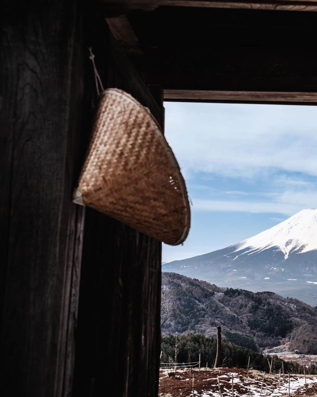 SHOCK EYEさんのインスタグラム写真 - (SHOCK EYEInstagram)「やっぱりここから見る富士山好きだなー🙏⛩✨ すごい迫力。 毎回ありがたいなー、と手を合わせる。 人気のフォトスポットでもあるから、 皆、ここに来て写真撮るのはもちろんだけどね、忘れずにしっかり手を合わせてね＾＾ なぜならば、 ここはね遥拝所。 遠く離れた富士山を拝む場所🙏  さあ、深く深呼吸して二礼二拍手一礼。  是非写真と合わせて手を合わせてくれたら富士山も喜んでくれるね😊  #河口浅間神社 #浅間神社 #富士山 #神社 #富士山遥拝所  #天空の鳥居 #mtfuji #fujisan #shrine #worldheritage #japantravel #japantrip #fujifilm #gfx100s #xs10 #beautifuldestinations #discoverjapan #discoverearth #voyaged #awesome_photographers #IamATraveler #wonderful_places #japanphoto #japanphotography #japan_of_insta #livingonearth #theglobewanderer」4月22日 20時58分 - shockeye_official