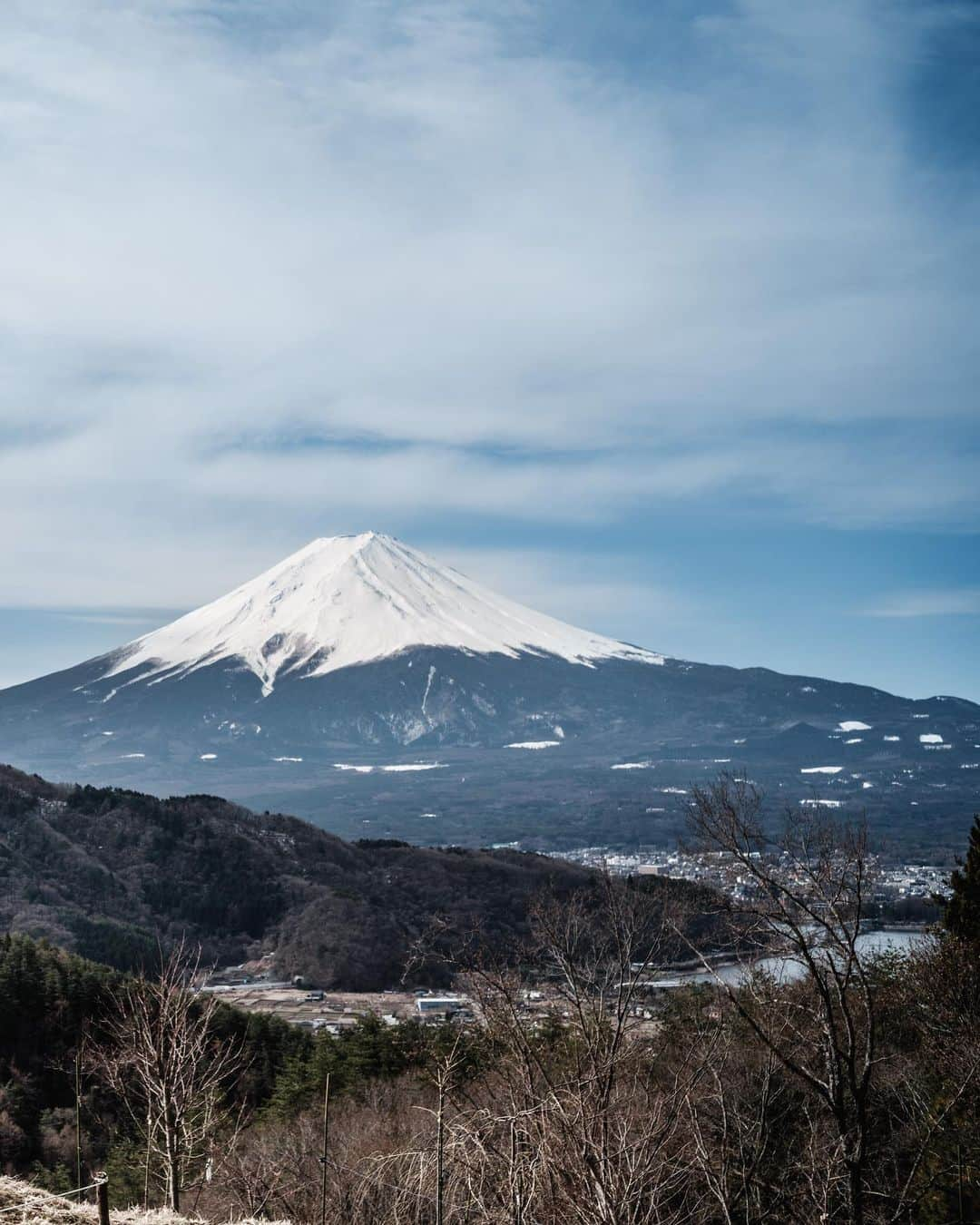 SHOCK EYEさんのインスタグラム写真 - (SHOCK EYEInstagram)「やっぱりここから見る富士山好きだなー🙏⛩✨ すごい迫力。 毎回ありがたいなー、と手を合わせる。 人気のフォトスポットでもあるから、 皆、ここに来て写真撮るのはもちろんだけどね、忘れずにしっかり手を合わせてね＾＾ なぜならば、 ここはね遥拝所。 遠く離れた富士山を拝む場所🙏  さあ、深く深呼吸して二礼二拍手一礼。  是非写真と合わせて手を合わせてくれたら富士山も喜んでくれるね😊  #河口浅間神社 #浅間神社 #富士山 #神社 #富士山遥拝所  #天空の鳥居 #mtfuji #fujisan #shrine #worldheritage #japantravel #japantrip #fujifilm #gfx100s #xs10 #beautifuldestinations #discoverjapan #discoverearth #voyaged #awesome_photographers #IamATraveler #wonderful_places #japanphoto #japanphotography #japan_of_insta #livingonearth #theglobewanderer」4月22日 20時58分 - shockeye_official