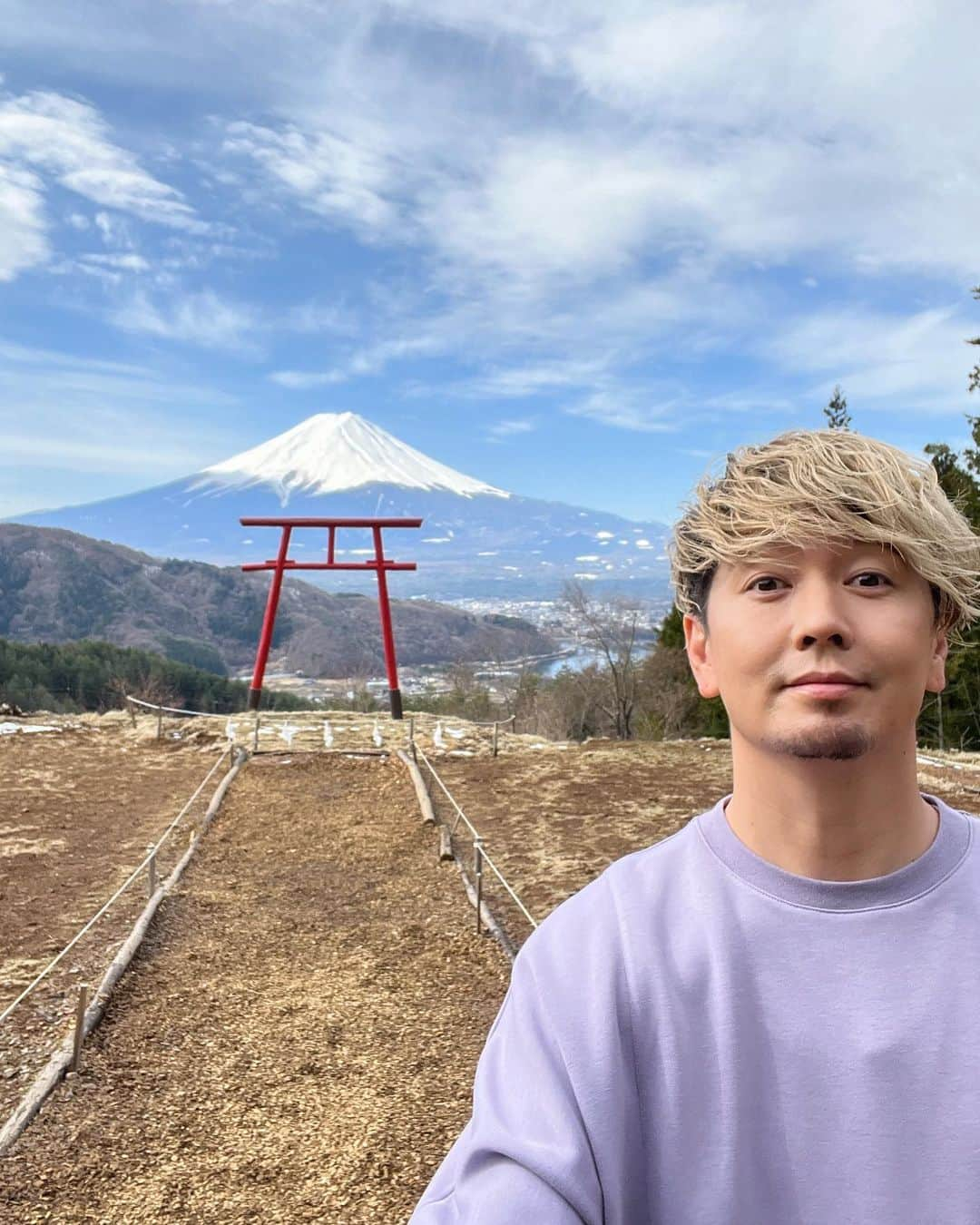 SHOCK EYEさんのインスタグラム写真 - (SHOCK EYEInstagram)「やっぱりここから見る富士山好きだなー🙏⛩✨ すごい迫力。 毎回ありがたいなー、と手を合わせる。 人気のフォトスポットでもあるから、 皆、ここに来て写真撮るのはもちろんだけどね、忘れずにしっかり手を合わせてね＾＾ なぜならば、 ここはね遥拝所。 遠く離れた富士山を拝む場所🙏  さあ、深く深呼吸して二礼二拍手一礼。  是非写真と合わせて手を合わせてくれたら富士山も喜んでくれるね😊  #河口浅間神社 #浅間神社 #富士山 #神社 #富士山遥拝所  #天空の鳥居 #mtfuji #fujisan #shrine #worldheritage #japantravel #japantrip #fujifilm #gfx100s #xs10 #beautifuldestinations #discoverjapan #discoverearth #voyaged #awesome_photographers #IamATraveler #wonderful_places #japanphoto #japanphotography #japan_of_insta #livingonearth #theglobewanderer」4月22日 20時58分 - shockeye_official