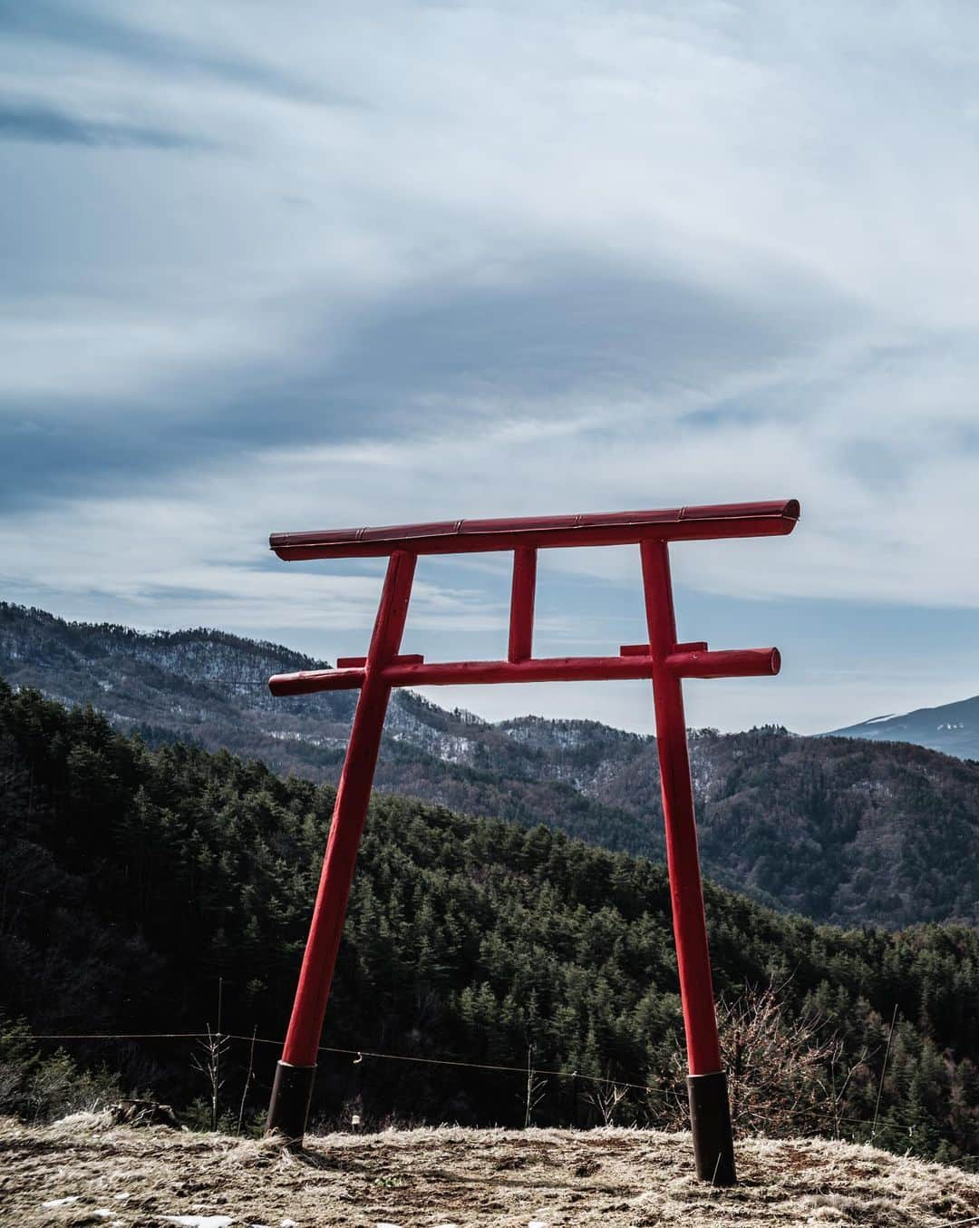 SHOCK EYEさんのインスタグラム写真 - (SHOCK EYEInstagram)「やっぱりここから見る富士山好きだなー🙏⛩✨ すごい迫力。 毎回ありがたいなー、と手を合わせる。 人気のフォトスポットでもあるから、 皆、ここに来て写真撮るのはもちろんだけどね、忘れずにしっかり手を合わせてね＾＾ なぜならば、 ここはね遥拝所。 遠く離れた富士山を拝む場所🙏  さあ、深く深呼吸して二礼二拍手一礼。  是非写真と合わせて手を合わせてくれたら富士山も喜んでくれるね😊  #河口浅間神社 #浅間神社 #富士山 #神社 #富士山遥拝所  #天空の鳥居 #mtfuji #fujisan #shrine #worldheritage #japantravel #japantrip #fujifilm #gfx100s #xs10 #beautifuldestinations #discoverjapan #discoverearth #voyaged #awesome_photographers #IamATraveler #wonderful_places #japanphoto #japanphotography #japan_of_insta #livingonearth #theglobewanderer」4月22日 20時58分 - shockeye_official