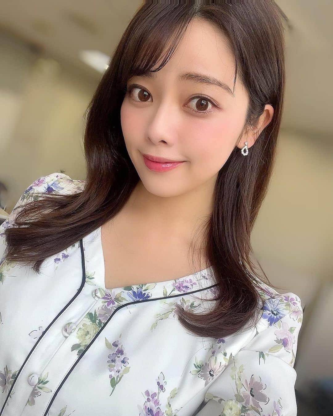 八幡美咲のインスタグラム：「金曜日20時になったので YouTube更新しました😆💗  今日は、 韓国の大人気ブランド ETUDEフィクシングティント💄 春夏新作のレビューをしてみました☺️💞  最先端リップ！ ５時間落ちなかったり、 つけ感だったり、 今どきのリップは進んでますね〜！  発色もすごかった✨  前回、YouTube動画たくさんのコメント ありがとうございましたーー！！ 全員分返し終わったかな？？( ⋅֊⋅ )‎و  今回も みなさんのコメントやシェア お待ちしています(՞˶･֊･˶՞)‪𓂃 𓈒𓏸◌‬💓💓」