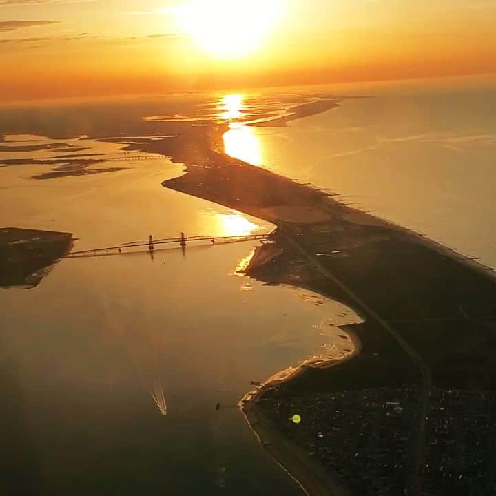 J・アレキサンダーのインスタグラム：「GoodMorning Afternoon and Evening friends and fans its friday morning #EARTHDAY coming in for a landing to #jfk on the Red Eye to this beautiful Vision.  Enjoy your weekend everyone 🧡   #sun #water #bridge #airplane #river #MissJ #missjay #missjalexander #missjrunway #runway #Jwalking #jrunway #antm #sunrise #reflection #earth」