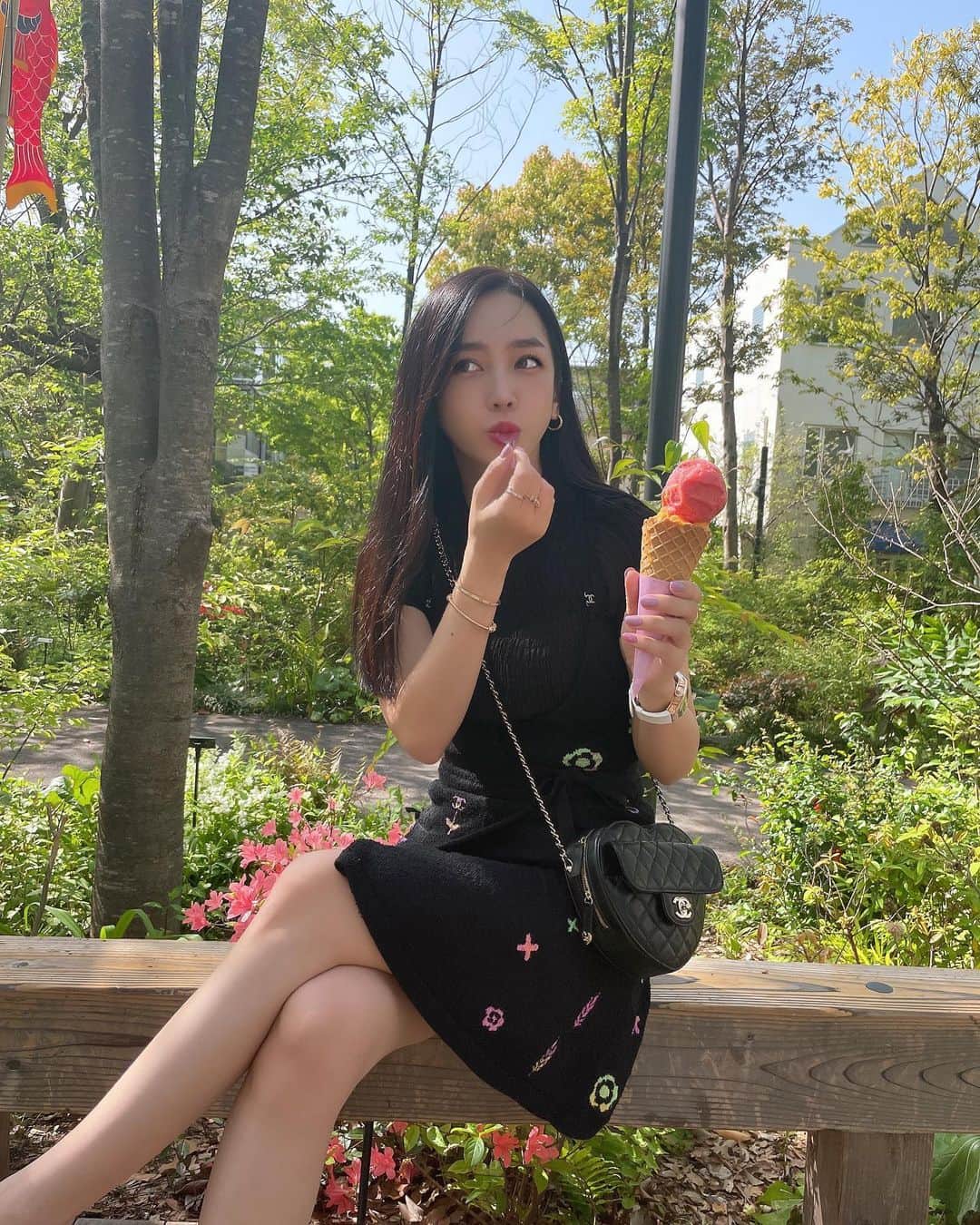 megbabyのインスタグラム：「みんなのゴールデンウィークの予定はもちろん。。🍦💭  ポップアップストアに集合してくれるよね🥺✨✨✨  5月3日に @mgb_skin が2歳のお誕生日を迎えます🎂 こんなうれしい日に、ブランド創立以来からの夢のひとつがついに実現します💫  4月27日～5月3日『🎪mgb skin POP UP SHOP🎪』を伊勢丹新宿で開催します！！ 誕生日をみんなと一緒にお祝いできるうれしすぎる機会をいただくことができました😭🙏💕  みんながリアルに悩んでいること、必要としているアイテムを商品化することを信念に、SNSを通して繋がってきましたが、ついにオフラインショップで直接試していただき、直接お声を聞けるイベントを開くことができます😍 これもひとえにみんながmgb skinを愛し続けてくれたおかげです👶💖✨  ポップアップストア先行で新商品の導入美容液『HIGHCERA BOOSTER』を発売します💎✨ 既存のmgb skinのアイテム達の力をさらに発揮させ相性抜群、うるおいスイッチを起動するブースター美容液です🔘👆 96％以上がヒト型セラミドを含んだ美容成分、肌がふっくらやわらかくなるだけでなく、上滑りして浸透しづらかったスキンケアを角層にぎゅぎゅっと引き込み、うるおいが循環する仕組みづくりをサポートします💧  ノベルティのハイセラカラーのmgb skinNYLON BAGかわいすぎませんか🥺💜 スペシャルセットは限定なのでちょっと急いで来てくれるといいかも🥺💓  その他のノベルティもみんなによろこんでもらいたくてストップがかかってしまうほど🤣豪華な内容になってます🌹  何よりみんなにお会いできるのをとっても楽しみにしてます😳 まだまだ気を付けなければいけない期間ではあるので、私も毎日行ってみんなとたくさんおしゃべりしたいんですが、制限などかかってしまったらごめんなさい🙇💦  でも、みんな来てくれるのかな🥺？東京以外のお客様も多いので難しいのかな。。🥺？ 来れる方も今回来れない方も何かコメントください🥺💓  mgb skinの魅力をお伝えできる時間・空間になっていると思います🌐 気軽に足を運んでいただけるとうれしいです🌷  ポップアップのイベントの詳細は @megood__beauty の過去投稿をチェックしてみてね🎀✔ 史上最大にビッグなお祭り🥳一緒に盛り上がりましょう😘💕ドキドキ  -------------------  ＼✨🎪mgb skin POP UP STORE🎪✨／ 💟概要💟 期間：2022年4月27日(水)～2022年5月3日(火・祝) 営業時間：am10:00-pm20:00 場所：伊勢丹新宿店 本館2階 ザ・ステージ2  -------------------  #MEGOODBEAUTY #mgbskin #伊勢丹新宿 #popup」