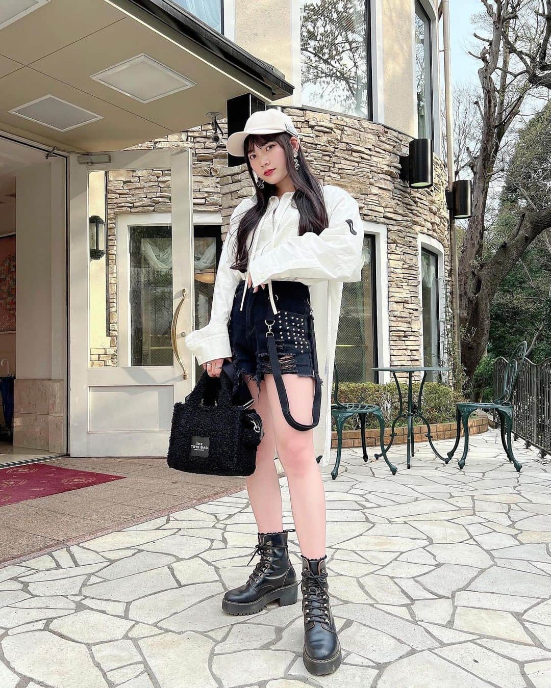 大石楓夏のインスタグラム：「全身コーデ🤍 タグ付けしたよ🐰  cap @ca4la_official  tops @studious_official  bottoms @shein_japan  shoes @drmartensofficial  bags @marcjacobs」