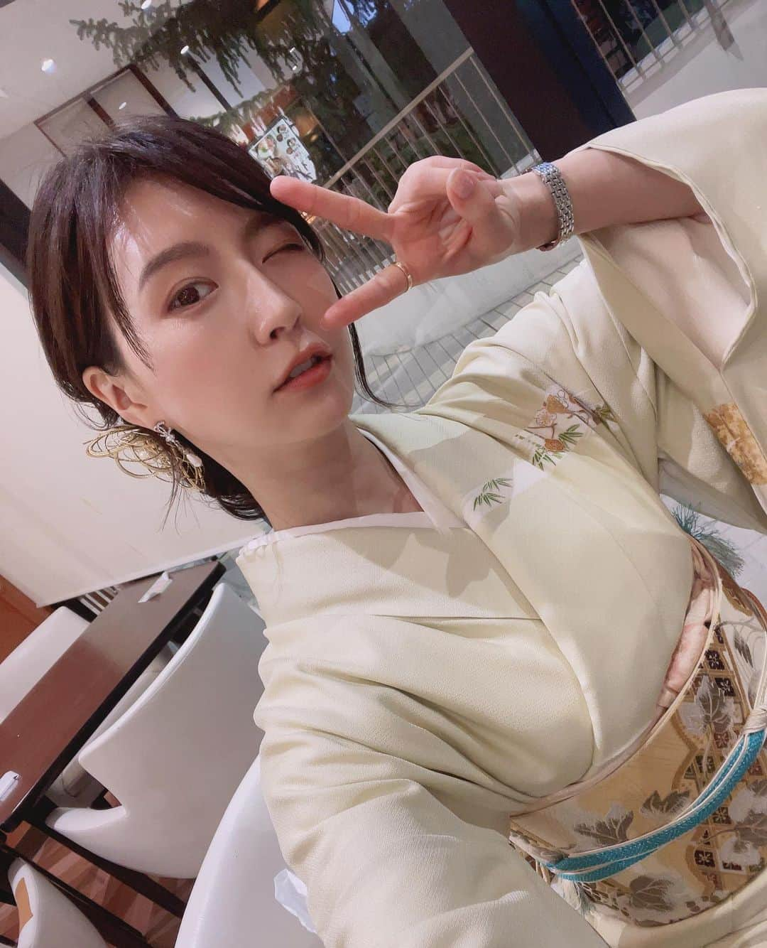 あいみさんのインスタグラム写真 - (あいみInstagram)「もう5年ほど前でしょうか  京都の老舗呉服店みつわ さんで仕立てていただいたお着物です。 お着物を反物からあつらえて頂くのは、大変有り難く貴重な経験でした。  大好きなこの着物 3年振りに着ることが出来ました😌🌸㊗️  3年振りにお会いした着付師のおばぁ様はお元気そうで 私からの連絡を心から喜んでくださいました🌸  自分でも頑張れば着られるけれど 特別な日にお着物を着付けてもらうということに、情趣を感じるんです。  ベテランの着付師さんに着付けてもらったお着物はちょっとやそっとじゃ着崩れもしませんから、一日中駆け回っても安心です。  swipe→5.6枚目 半日着物を着ていてテンションがおかしくなった人😂  3年前は何かと余裕がまだなくて、髪の毛は自分でまとめましたが 今回は美容室にて好みのアレンジに仕上げて頂きました🥰  プロに任せると全然違いますね😌 早朝より忙しなく動いてましたが、ヘアセットに入り気持ちも晴れやかになります☺️  水引きの髪飾りは少し豪華が過ぎるかなとは思ったけど、、一生に何度も訪れる機会ではないからと、自分の好きにしました😌誰にも迷惑かけてないしね自己満足。幸せなのでオールOK🤍  swipe→7枚目  こちらは手作りの一点ものです。 大切にします🌸  #着物 #さくら #桜 #お着物 #呉服屋 #呉服店 #みつわ #着物ヘア #着物ヘアアレンジ #着物コーディネート #着物コーデ  #着物ヘアセット #着物好き #着物でお出かけ #着物モデル #着物女子 #着物美人」4月23日 8時19分 - aimi_feti