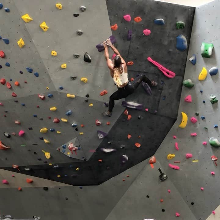 ミーガン・マーチンのインスタグラム：「Pinchin’ ain’t easy, but it sure is fun 😜!!!   @soill @organicclimbing @fitaid @frictionlabs @athleticbrewing @kayaclimbing @alpinestartfoods」