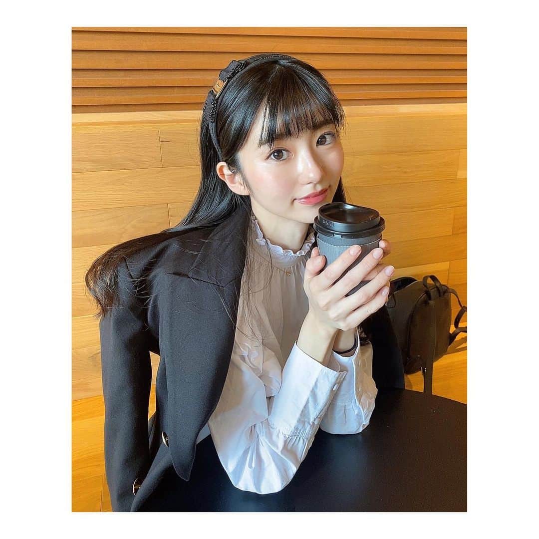 大島璃音のインスタグラム：「今日は土曜日ですが、出勤だよー🙋🏻という方頑張りましょう😌  私も頑張ります☕️ (持ってるのはホットチョコレート🍫)」