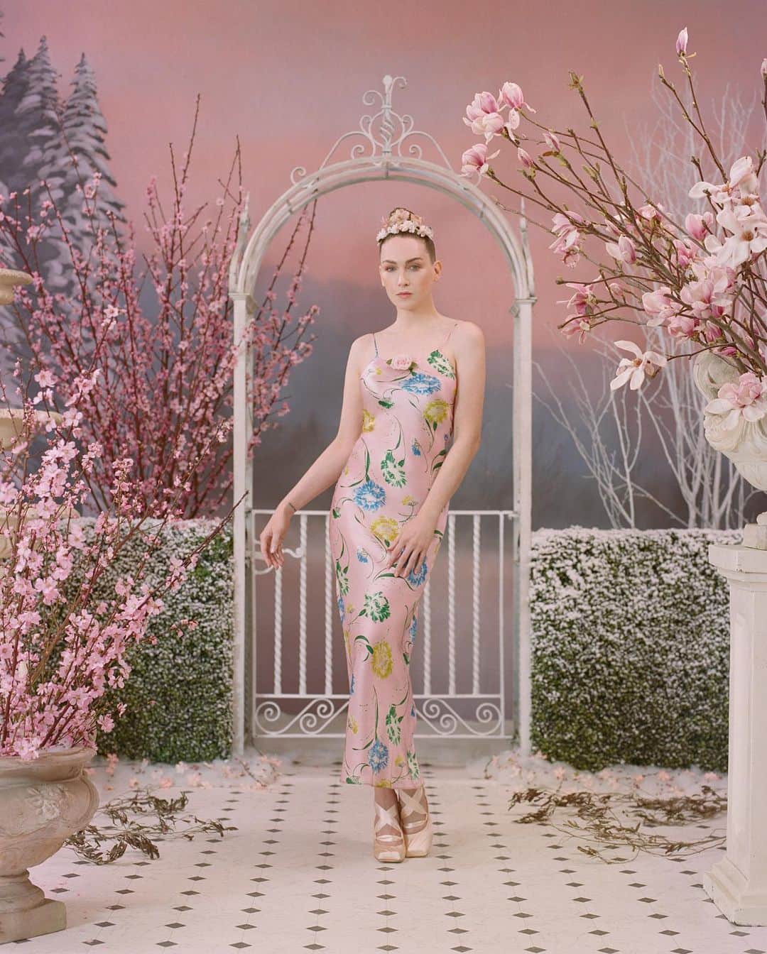 ジェイミー・クレイトンのインスタグラム：「🤍@Rodarte Fall / Winter 2022 by @kateandlauramulleavy. Endless love for you both. THANK YOU! 🤍   Photography by: @dritch Styled by: @shirleykurata and @ashleyfurnival Hair by: @laurenpalmersmith Makeup by: @u.z.o and @lenakoro for @narsissist Manicures by: Melisa Bruce and Anne Chou for @MTMorganTaylor Production Design by:  @adamandtinadesign Floral Design by: @josephfree Post Production: Ink Retouch  Production by: @nicoleprokes at @blondprodn Production Manager: @blairez」