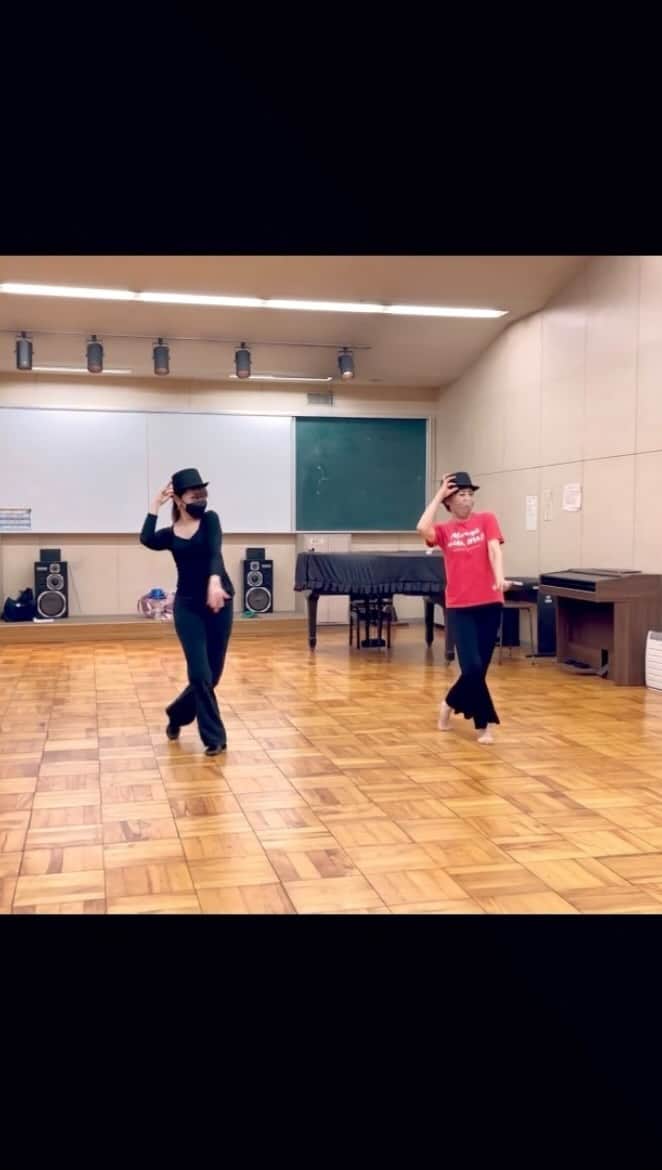 のインスタグラム：「JAZZ DANCE🎶  師匠であり恩師の羽永共子先生✨ 演劇科時代の3年間、みっちりジャズダンスの基礎を学ばせて頂きました。劇団入ってからもその後も受けられる時にレッスンを受けたりお仕事でもお世話になったり、今もこうしてレッスンを受けられることに感謝の気持ちでいっぱいです✨  羽永共子先生、凄い方なのですよ✨  1977年劇団四季専科生合格。1989年退団。『コーラスライン』キャシー、『キャッツ』ボンバルリーナなどミュージカルで活躍。 退団後は、劇団四季でジャズダンス講師を務めている。13年ぶりに『マンマ・ミーア!』ターニャで劇団四季の舞台に復活。 〈Wikipediaより〉  と、ご活躍されています✨キャシーとボンバルリーナは初演オリジナルキャストです✨  このレッスンの日21日だったのですが、「今朝四季でレッスンして来たの」と、ずっと踊り続けています✨  そして先生はいつも、  〜Once a dancer, always a dancer〜  と言っています。私も本当にそう思います✨  フォッシースタイル大好きで❤もっと踊り込んでから動画撮りたかったからちょいと悔しいけれど、何より先生と踊れてと〜っても嬉しかったです❤️  『先生』ということをやらせて頂いていますが学びは怠りたくない。『先生』だからこそ学んで吸収して、学んだこと感じたことをみんなに伝えたい。  吉元先生やまた町永先生も受けたい✨  さ、今日もレッスン頑張ってきます❣️  #jazz  #dance  #jazzdance  #ジャズ  #ダンス  #ジャズダンス  #fosse  #bobfosse  #fossestyle  #フォッシー  #ボブフォッシー  #フォッシースタイル  #羽永共子 先生 #関東国際高校  #演劇科  #劇団四季  #chorusline  #コーラスライン」