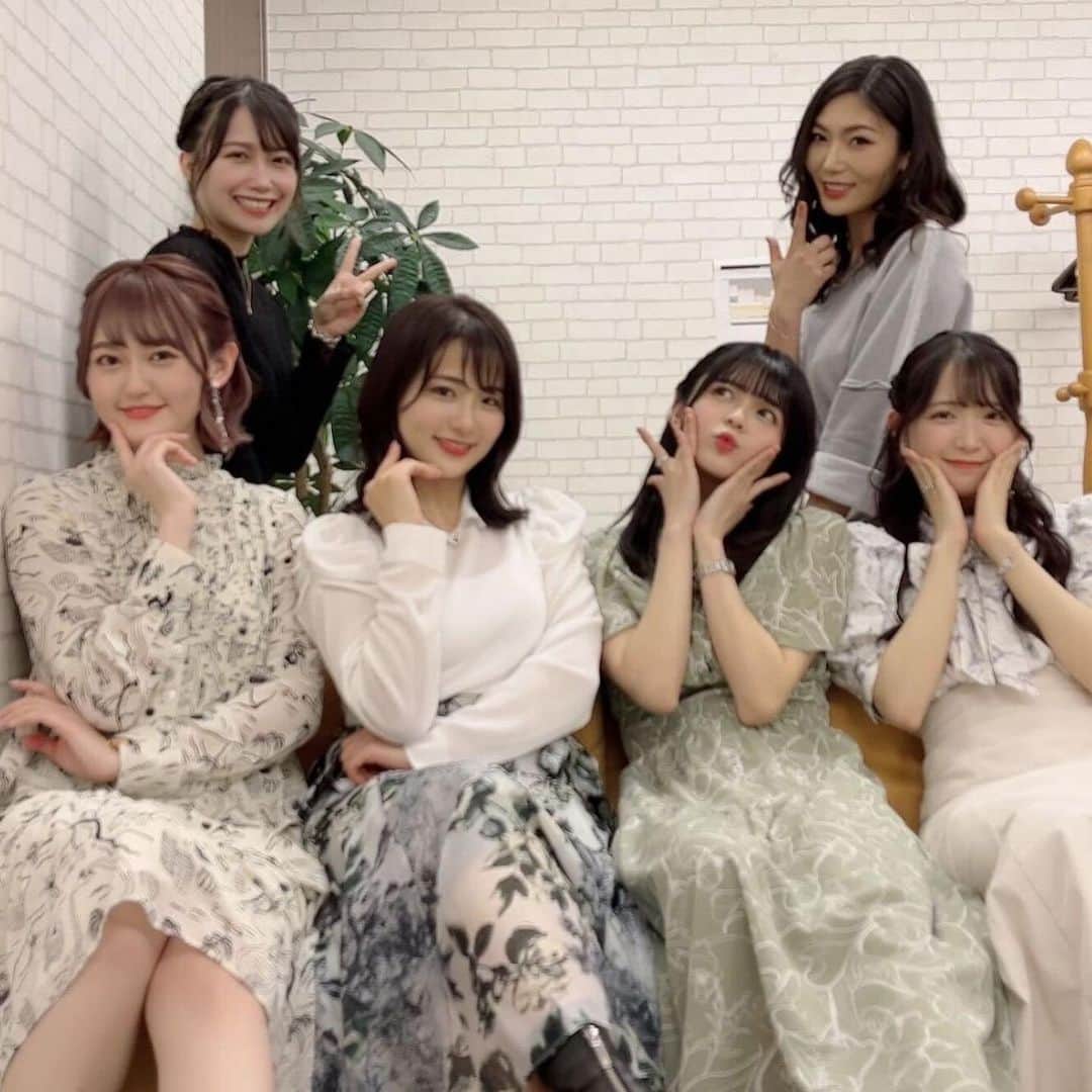 紡木吏佐のインスタグラム：「家族写真みたいでえぇですなぁ👩‍👩‍👧 #D4DJ」