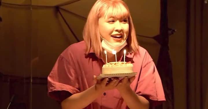 ぺえのインスタグラム：「今日は誕生日🎂🌼🌈 #30回目の誕生日 #こんなに祝われることが苦手なあたしの誕生日を #諦めずに呆れずに祝ってくれて本当にありがとう #誕生日ケーキのろうそくも #何度も鼻息で消しまくり #そんな不器用なあたしの #背中をさすりながら押してくださる #皆さんに救われています  #そんな誕生日にお知らせがあります #あたしのグッズが販売されます #トートバッグとキーホルダーとロンTです #身につけても人生は豊かにはならないし #何のパワーもないグッズですが #今日から5月8日まで販売します #幼少期から笑わない子だったあたしの #笑わない赤ちゃんキーホルダーがおすすめです #笑わない赤ちゃんだったあたしの顔はシークレットです #キーホルダーを購入された方のみ見ることができます #気休めに魔除けとして #身につけて頂けたら #なんとなくあなたをお守りします #カドカワストアで検索して頂ければ出てきます」