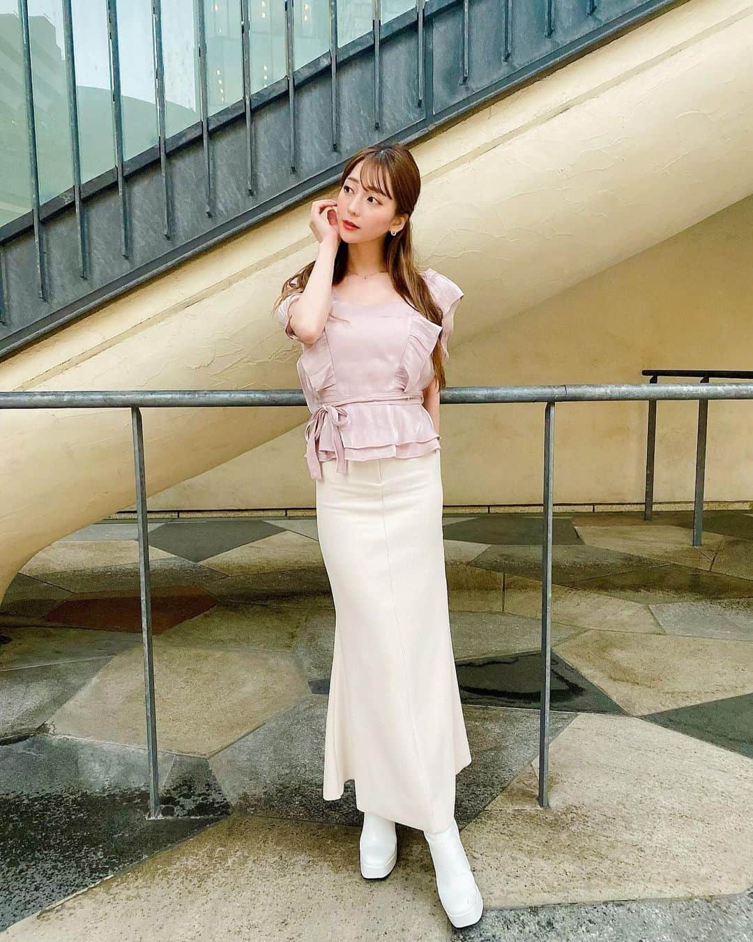 堀尾実咲のインスタグラム：「先日オーダーしてきた @acym_official のスカートが届いたよ☺️🎀  可愛すぎるぅ✨  シルエットめちゃくちゃ綺麗だし ストレッチ効いてて着心地もいい🍀  わたしはクリームっていう アイボリー系のカラーにしたけど ブラックもあるみたいよ🤫🖤  #acym #アシーム」