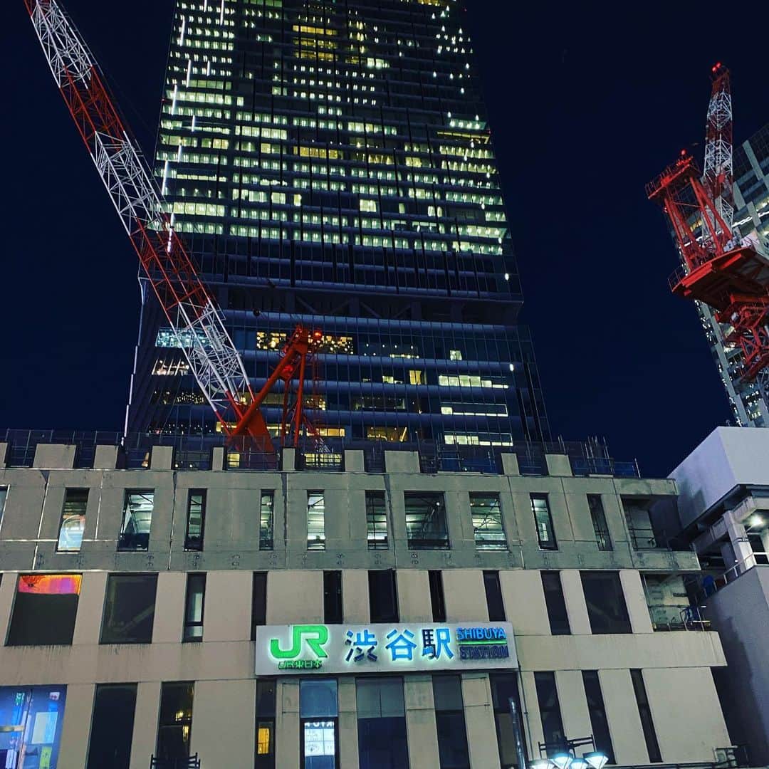 板谷由夏 さんのインスタグラム写真 - (板谷由夏 Instagram)「久しぶり歩いたら、渋谷にびっくり。 変化ってすごいね。 変化に対してどう感じるか。 自分的にも、人がどう感じるか、も、結構こわい。」4月22日 23時57分 - yukaitaya