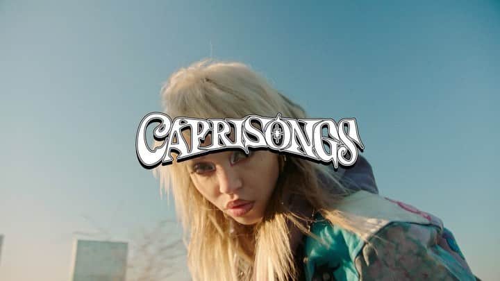 FKAツイッグスのインスタグラム：「CAPRISONGS ALERT!!   TWIGLETS ASSEMBLE!!   honda caprivid is out now on my youtube 💫 honda baby!   director @aidanzamiri production company @objectandanimal ep @dutty_pictures producer @alchamberlain production manager @luluandred production assistant @ellamayknight production assistant @kevinchemuka 1st ad @jackalisciously dop @jeremyvalender production design @tom____schneider  styling @matthew_josephs hair @louissouvestre mua @beasweetbeauty  edit @aidanzamiri @jjh_foster grade @thehux @etc_colour」