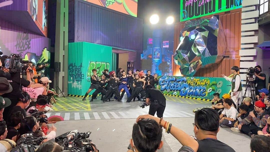 Chi Puのインスタグラム：「1 lần được sống trong không khí này, cảm xúc này, thật sự rất tuyệt vời… Cảm ơn anh @baobaovnmese, TheNextDoor, @masewproducer, sự cổ vũ của các tuyển thủ và Street Dance Vietnam 🙏🏻  #StreetDanceVietNam #ChiPu」