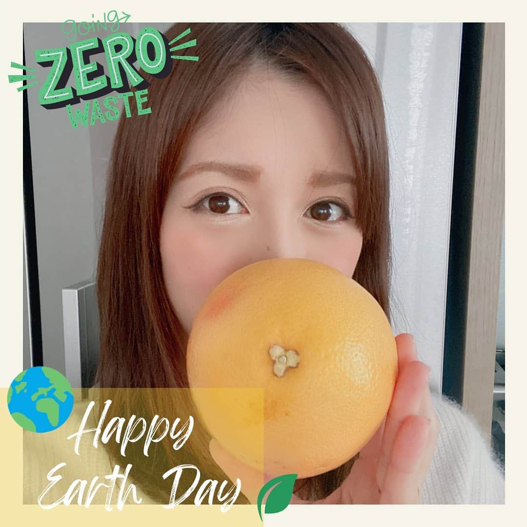 宇佐美佑果のインスタグラム：「今日はEarth Day🌍✨❤️ 地球や環境について考える日🌱  去年アースデイの投稿を書いていた時よりも さらに今年はこういう投稿が 沢山目に入ってきて嬉しい☺️🌱  「50年後の地球のために」「未来の子どもたちのために」 などよく耳にする考え方も凄く大事なのは当たり前だけど、 単純に物を大事にできる人とか 地球を大事にできる人って、 人に対してもリスペクトがあって 周りの人も大切にできる人が多くて 素敵だなって思います💡  実は普段使っているもので 再利用できるものって多かったりします👾 例えばこのグレープフルーツ！ 脂肪燃焼効果とか香りの癒し効果とか色々 愛する点はありますが、食べ終わっても まだ使えるという最強のフルーツ！！  レモンとかミカンとか柑橘類全般そうですが、 実は食べた後の皮を沸騰させて ちょっと置いておくと、 立派な天然の洗剤ができちゃいます✨ （2枚目の動画）  投稿にしちゃうと音楽がつけられなくて 一応リールでもアップしたので よかったらあとでご覧ください👀  水垢とか酸で取れる汚れはもちろん、 私は重曹も入れてパワーアップさせます🍋 一応冷蔵庫で保存して、 2-3週間くらいで使ってるかなぁ。  シュッて台所とかにスプレーすると グレープフルーツの香りがふわぁーって 広がって癒されています🐸  今回どうしてもガラスのボトルが手元になくて 再生プラスチックのスプレーボトルを 使うことになりましたが、 これも何回も再利用しているものです♻️  他にも、使い終わったガラスの瓶 （プリンとかキムチとかジャムとか色々） を洗って再利用したり🧪（写真3枚目以降）  瓶に入れていると大好きなグミが より美味しそうに見える🧸笑  ゼロ・ウェイスト（全くゴミを出さない）は 理想だけど難しいかもと感じる方は、 ちょっとしたことをするだけでも ゴミや無駄なものが減る生活になる気がします☺️  ゴミって出せば出すほど地球温暖化を 促進させるCO2が出ちゃうから実は結構深刻な問題🥺  【ゴミを減らすための5R】 ●Reduce （そもそも使う物の量を減らす） ●Reuse （再利用）→今回のはこれ ●Recycle （ごみを分別） ●Refuse （使い捨てのものはなるべく使わない、もらわない） ●Repair （壊れたら捨てないで修理に出し、物を大切に使う）  ちょっと意識して生活するだけでも、 みんながやれば本当に大きな変化が生まれるんですよね🧡  まずは知ることから🌍✨  #アースデイ #earthday #zerowaste #ゼロウェイスト #地球温暖化 #ゴミ #リデュース #リユース #リサイクル #reducereuserecycle #掃除 #掃除グッズ #オーガニック #天然 #グレープフルーツ #sustainable #サステナブル」