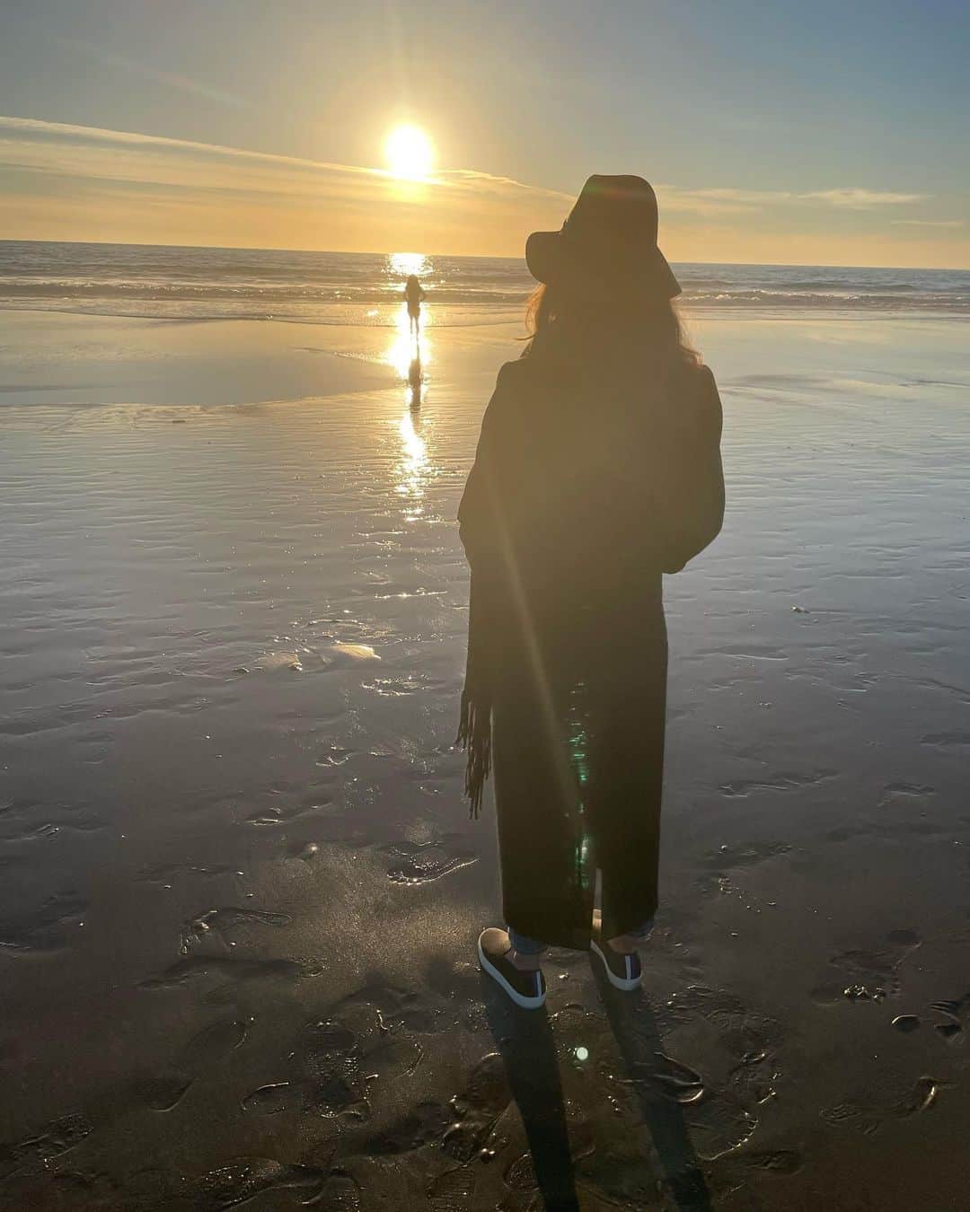 エマニュエル・シュリーキーのインスタグラム：「In celebration of #Earthday here are some pics of the beautiful places I have hiked or walked over the last few months.. being in nature heals on all levels.. let Earth Day be every single day. Let’s honor Mother Earth the way she deserves to be honored 🙏🏽❤️」