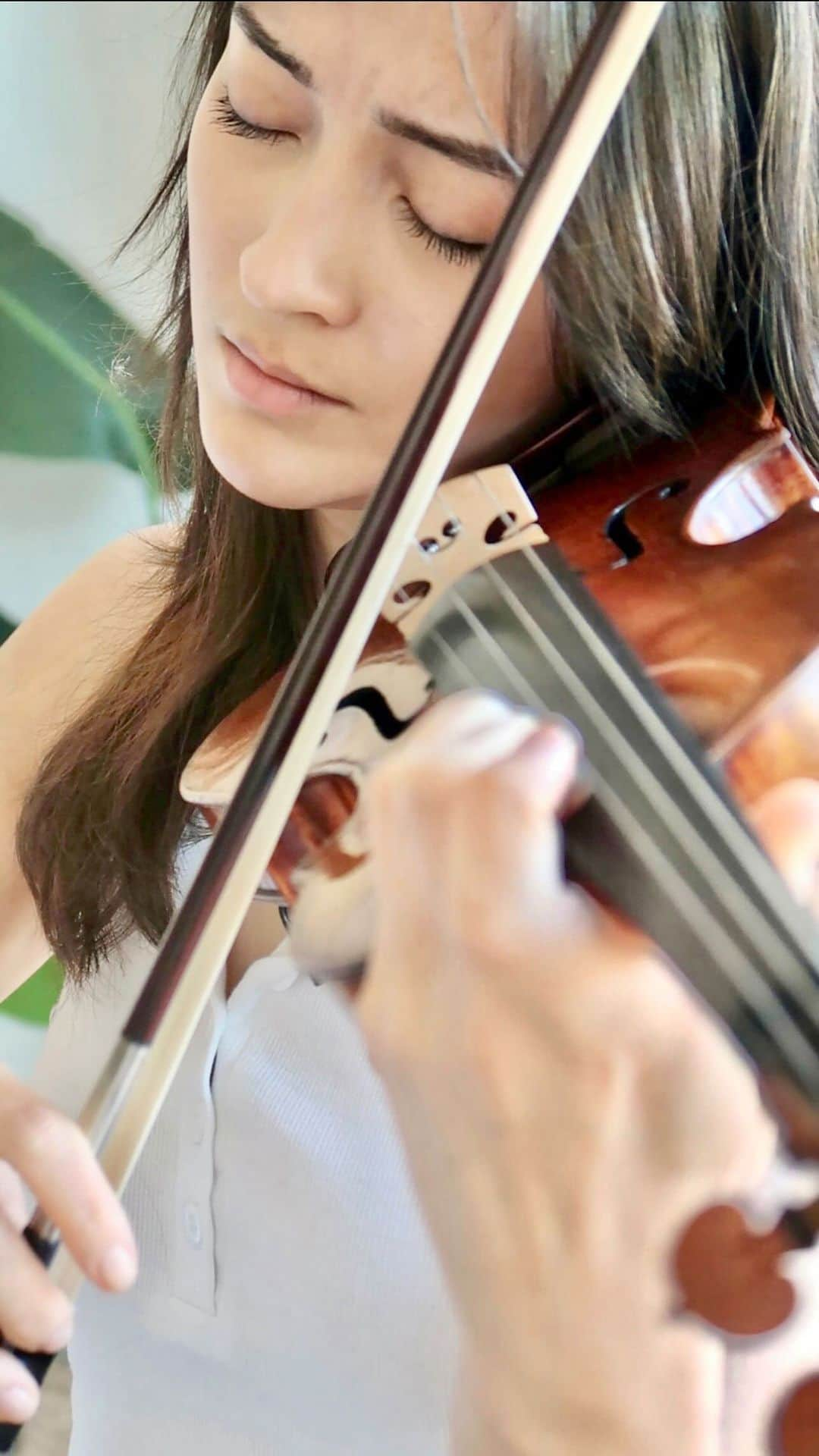 澄那シュトゥーダーのインスタグラム：「Close-up of my violin playing! 🔎 Read on👇🏻  Sergei Rachmaninoff's "Vocalise" may be a simple tune, but is by no means easy 🎻  For this take, I focused on vibrato width and getting a good balance between bow pressure and bow speed, because those are key components to adding color & musical variety within a tender phrase like this.  You can hear how I underestimated the bow speed at the end, which caused the bow to rattle a bit - my bow is rather light in nature, so that's something to consider! Every violin & bow needs a rather unique approach, just like when interacting with a person 🎻☺️ 👉🏻 What unique approach does your instrument need when you play it? Comment below, I'm curious! 🥸  #rachmaninoff #classicalmusician #suminastuder #violinlessons #newyorkviolinist」