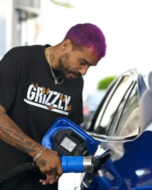 マニー・サンティアゴのインスタグラム：「A car that runs on water 🤯, Yes 💧 Lets make a difference 🌎♻️💧@driveh2 #driveh2 #fullcell #zeroemissions #Earthday 🎥: @thehyphenate」