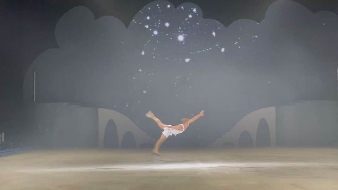 ティモシー・ドレンスキーのインスタグラム：「Sometimes you just have to go the distance. Thanks for the awesome program @coralf_ !!!   Choreo: @coralf_  🎥: @arakocharyan  Video and projection: @rsantee9 and @amandaj375」